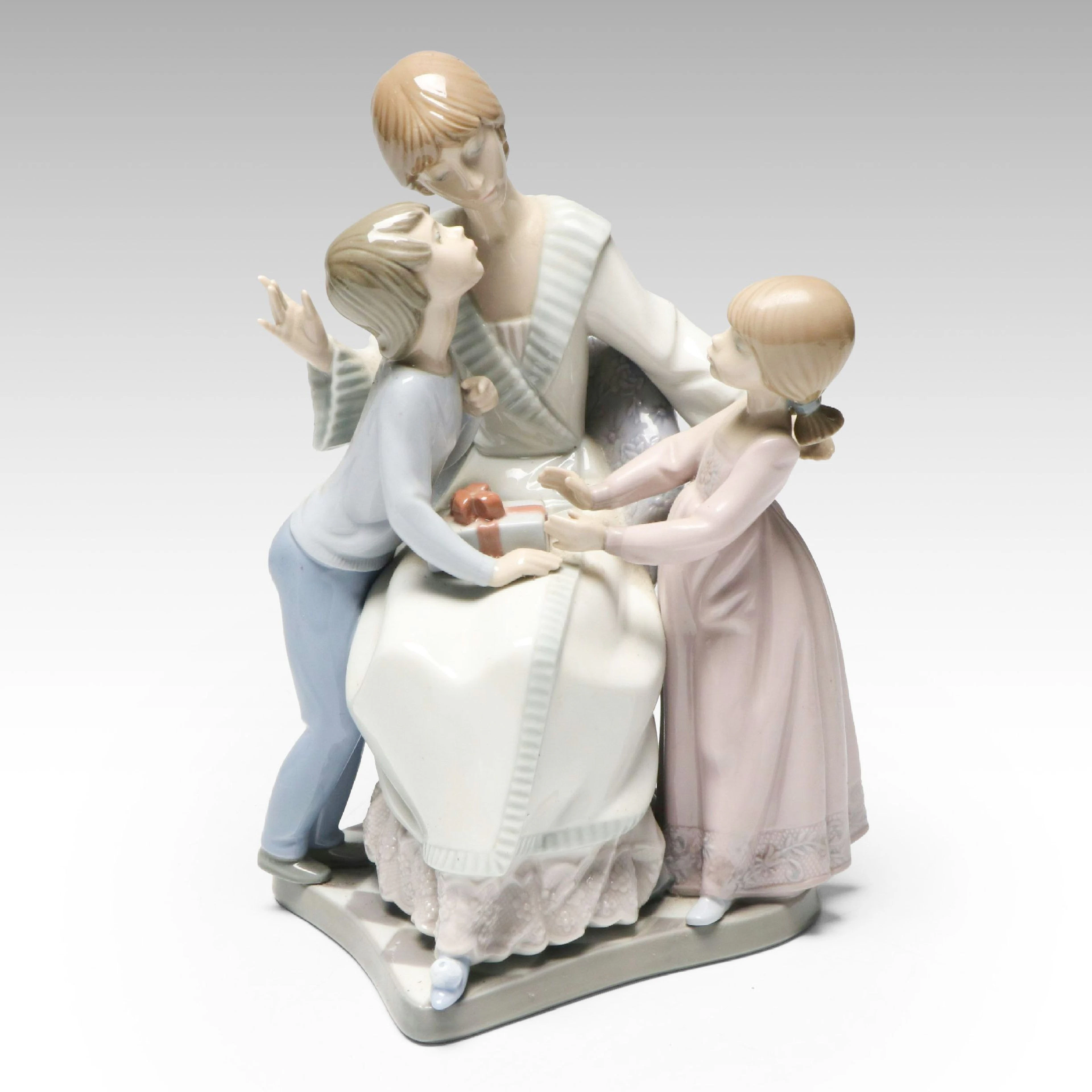 Lladró "A Gift of Love" Porcelain Figurine Designed by Francisco Catalá