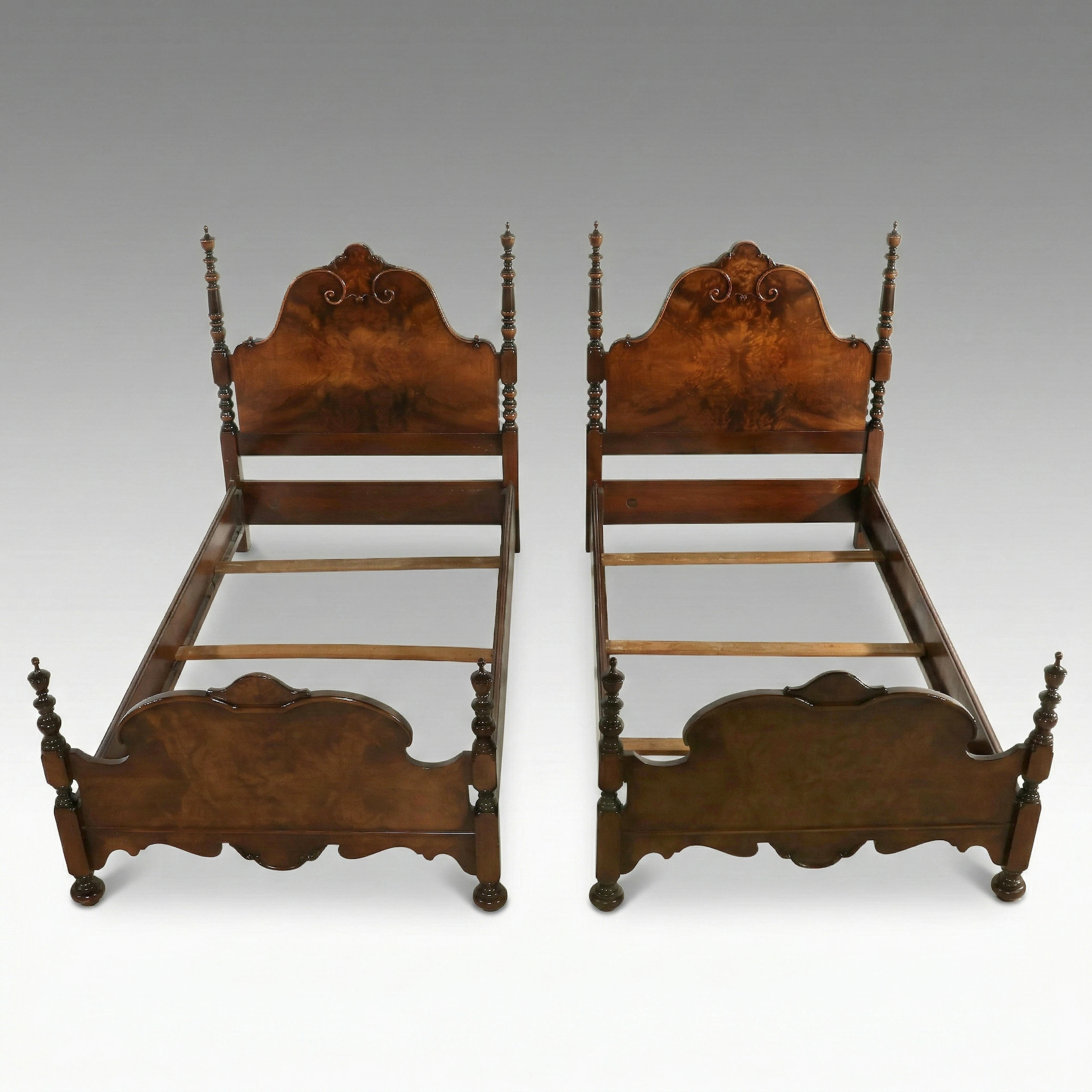 Pair of Sligh Furniture Co. Colonial Revival Style Mahogany Twin Bed Frames