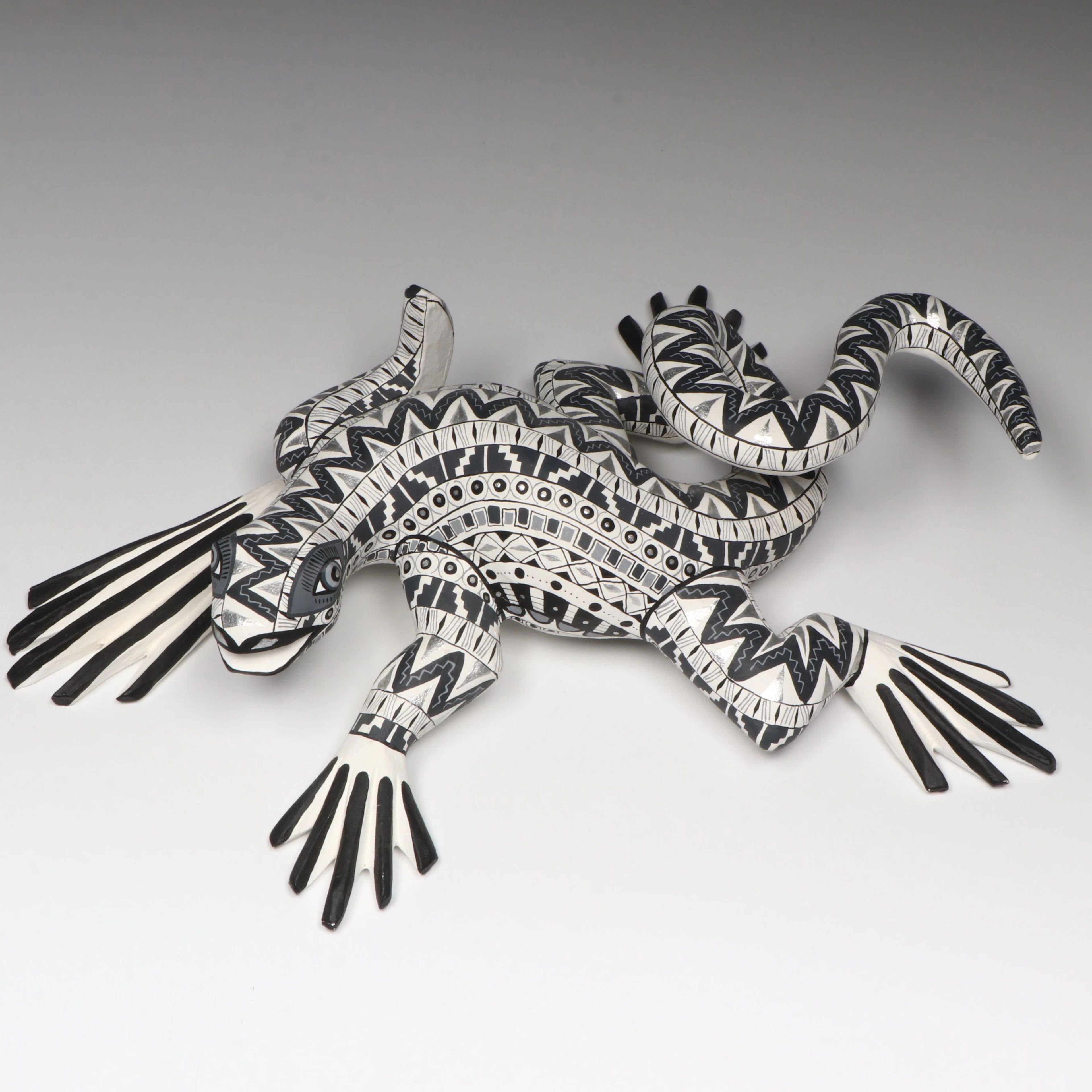 Zeny Fuentes and Reyna Mexican Folk Art Hand-Carved Wood Alebrije Iguana Lizard