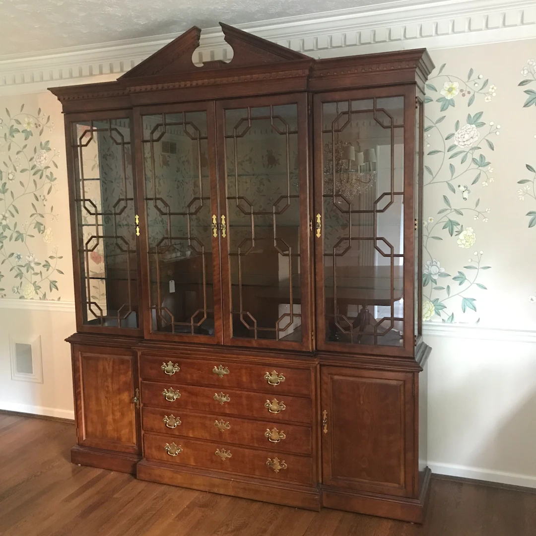 Henredon Georgian Style Breakfront China Cabinet, Late 20th Century
