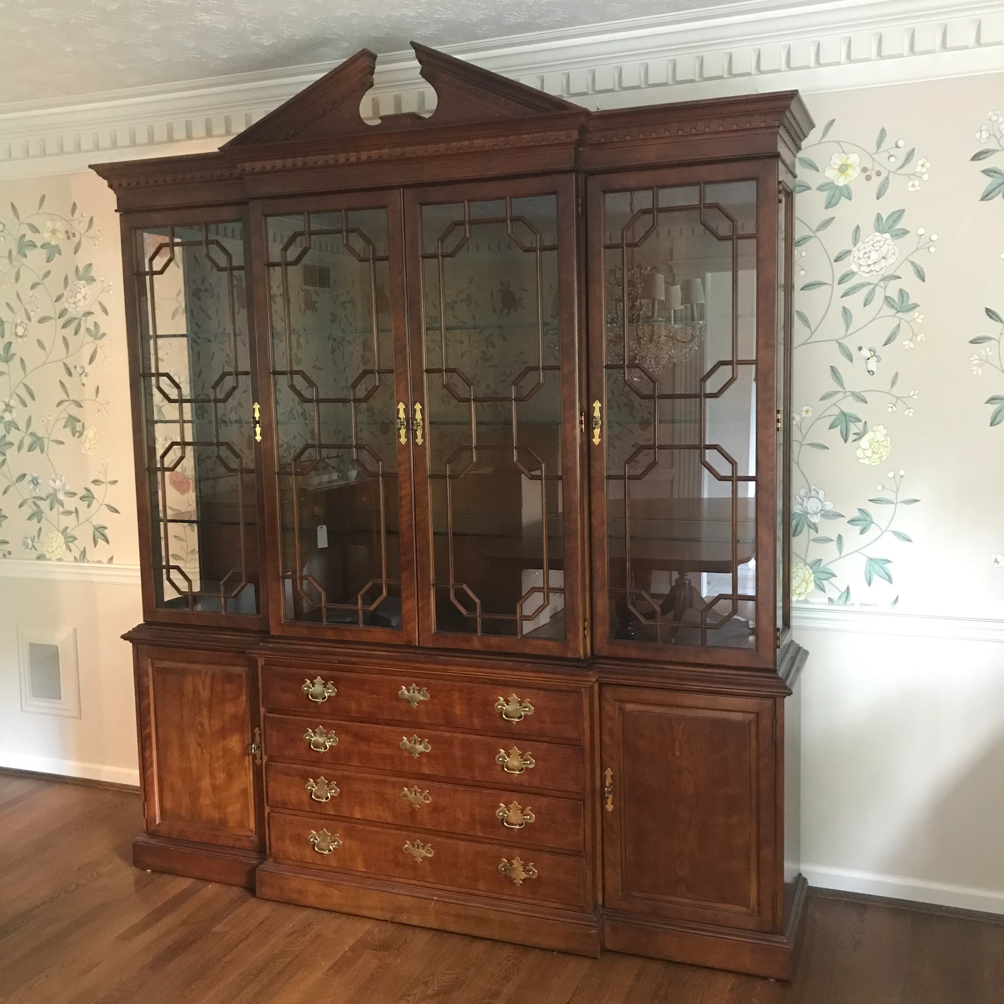 Henredon Georgian Style Breakfront China Cabinet, Late 20th Century
