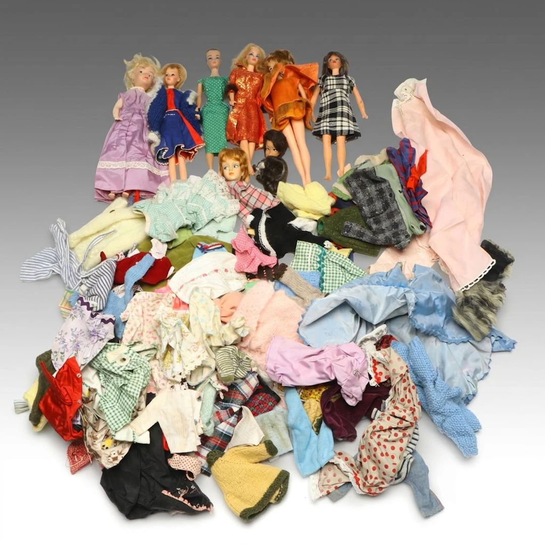 Barbie with Other Dolls, Clothes and Accessories in Trunk