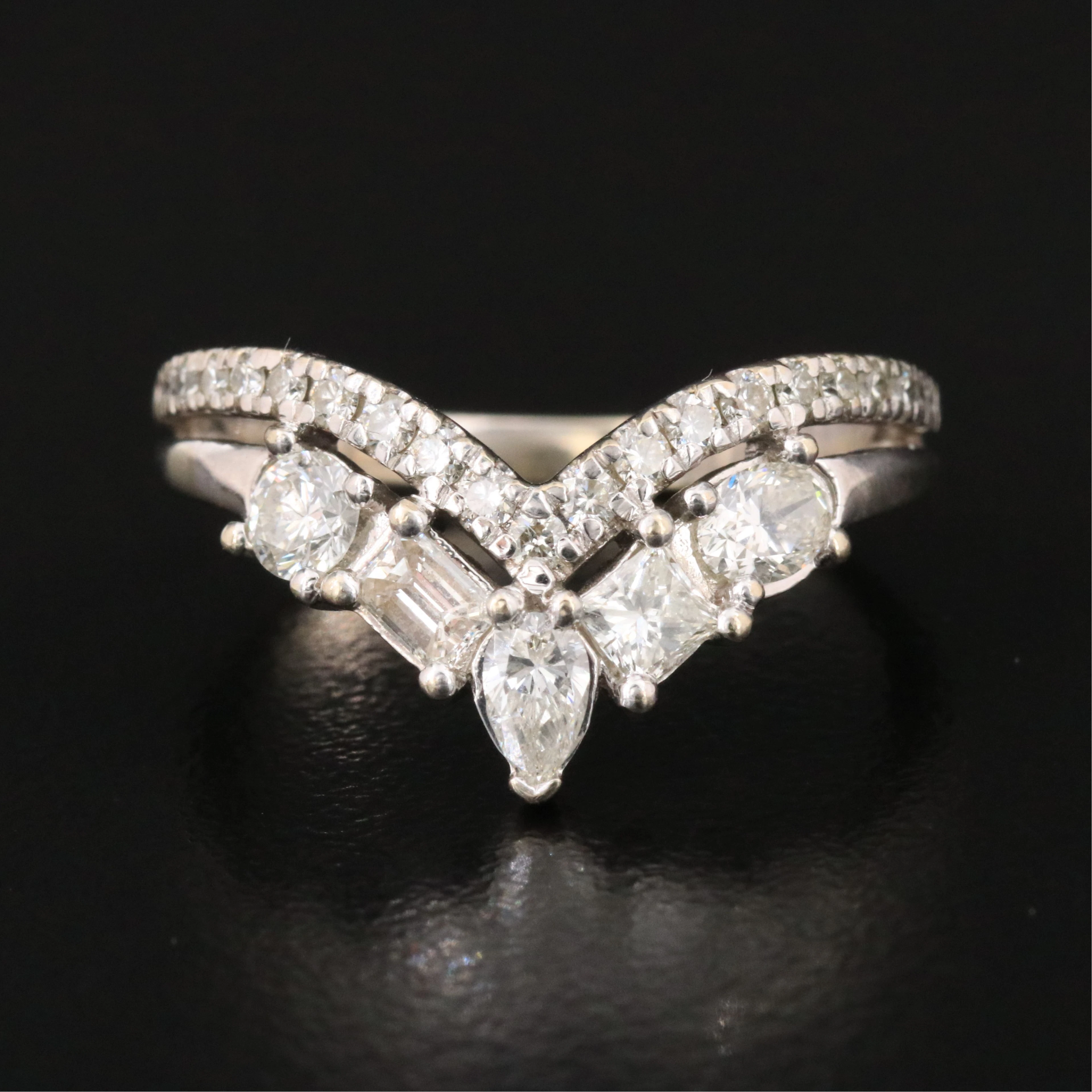 10K 1.05 CTW Diamond Chevron Ring