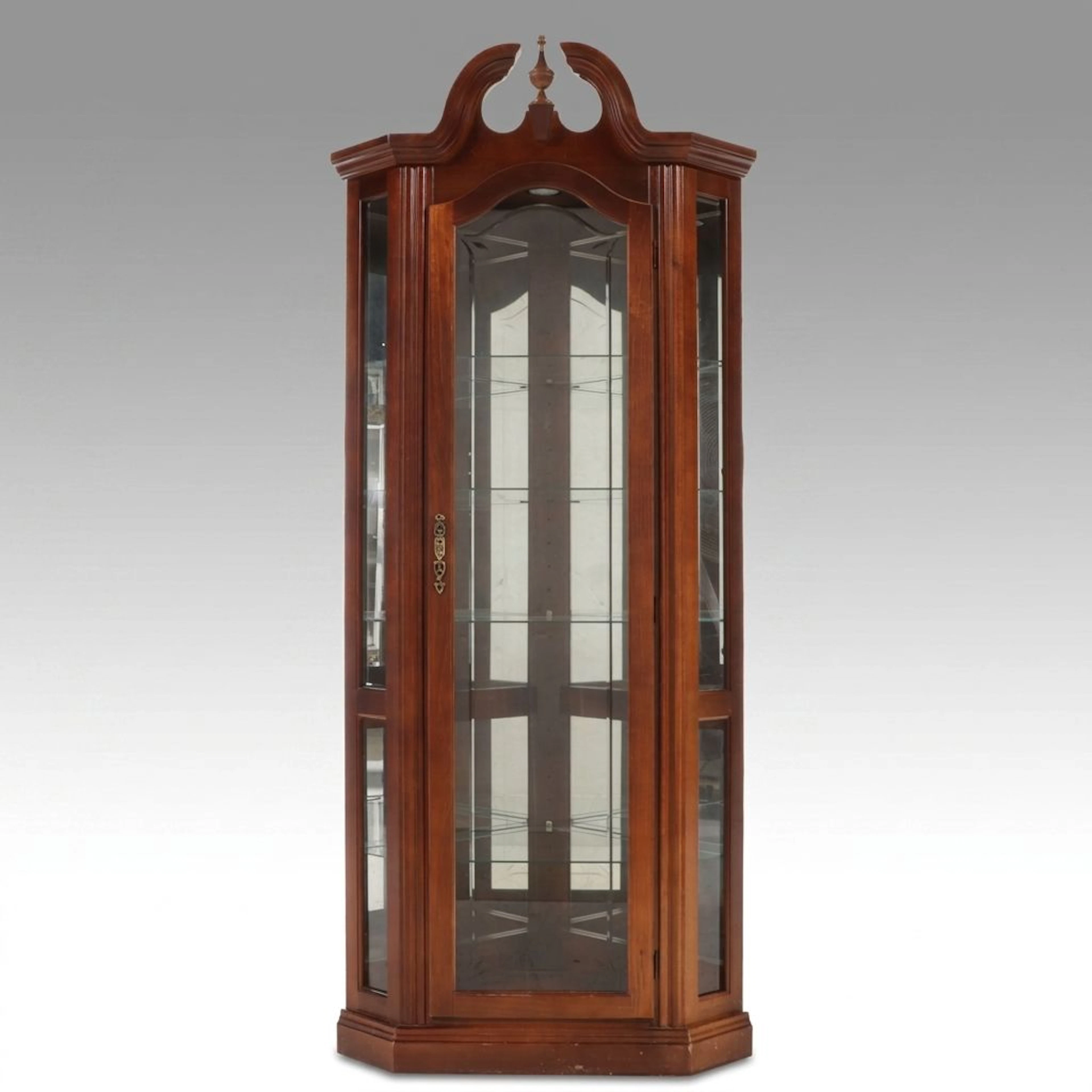 Pulaski Furniture Chippendale Style Broken Pediment Mahogany Curio Cabinet