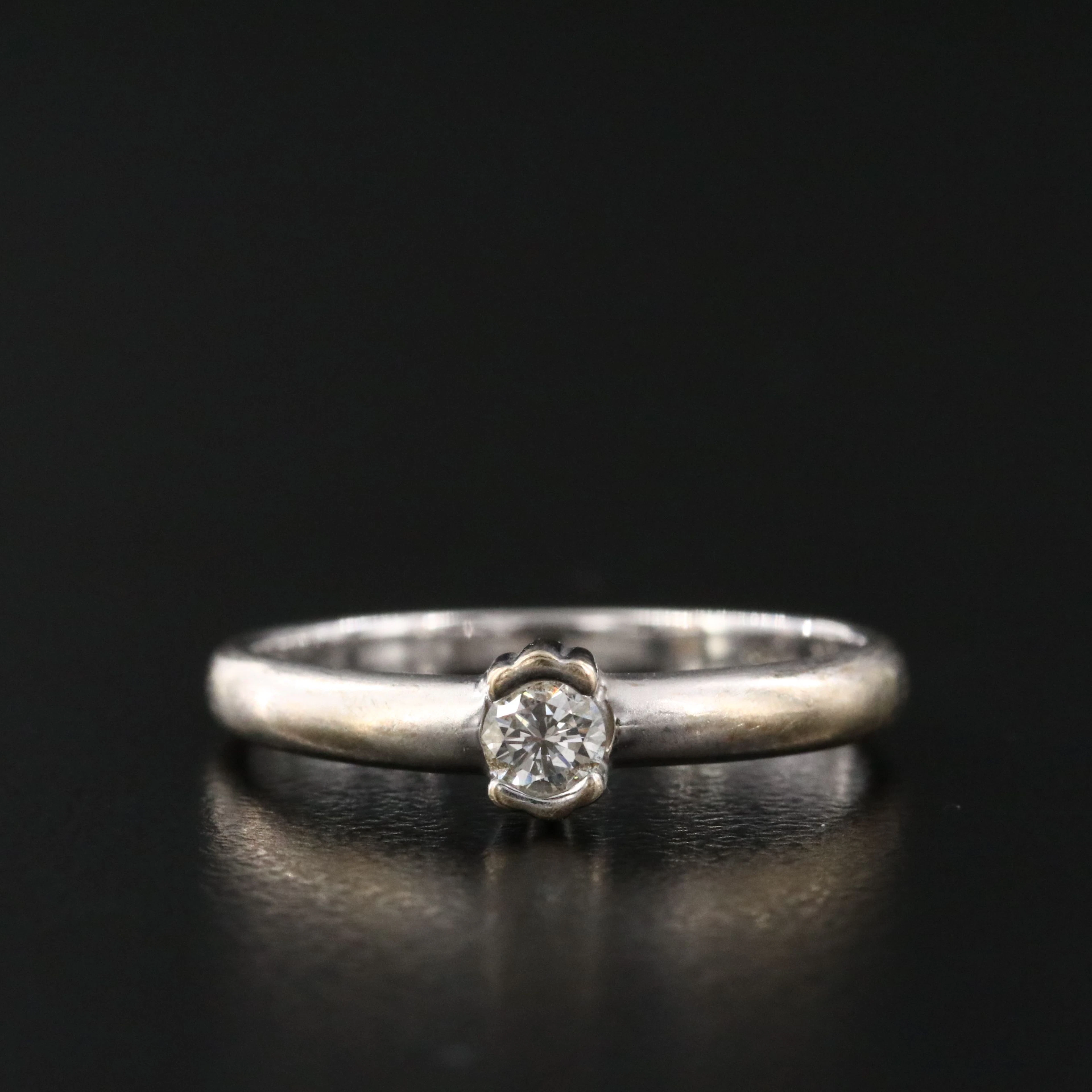 18K 0.14 CT Diamond Ring