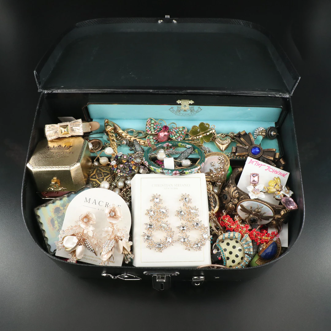 Uncommon Discoveries: Contemporary Jewelry Collection