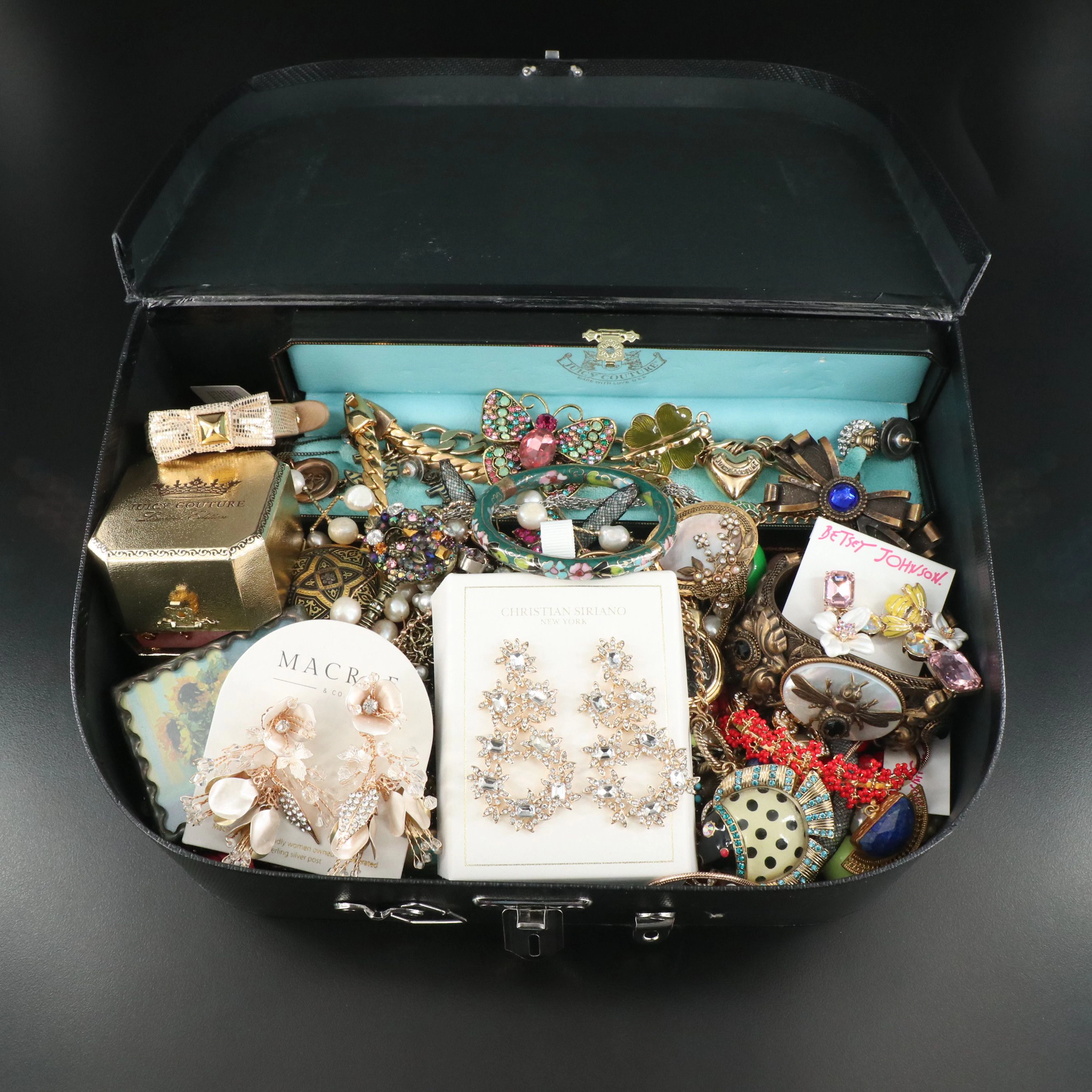 Uncommon Discoveries: Contemporary Jewelry Collection