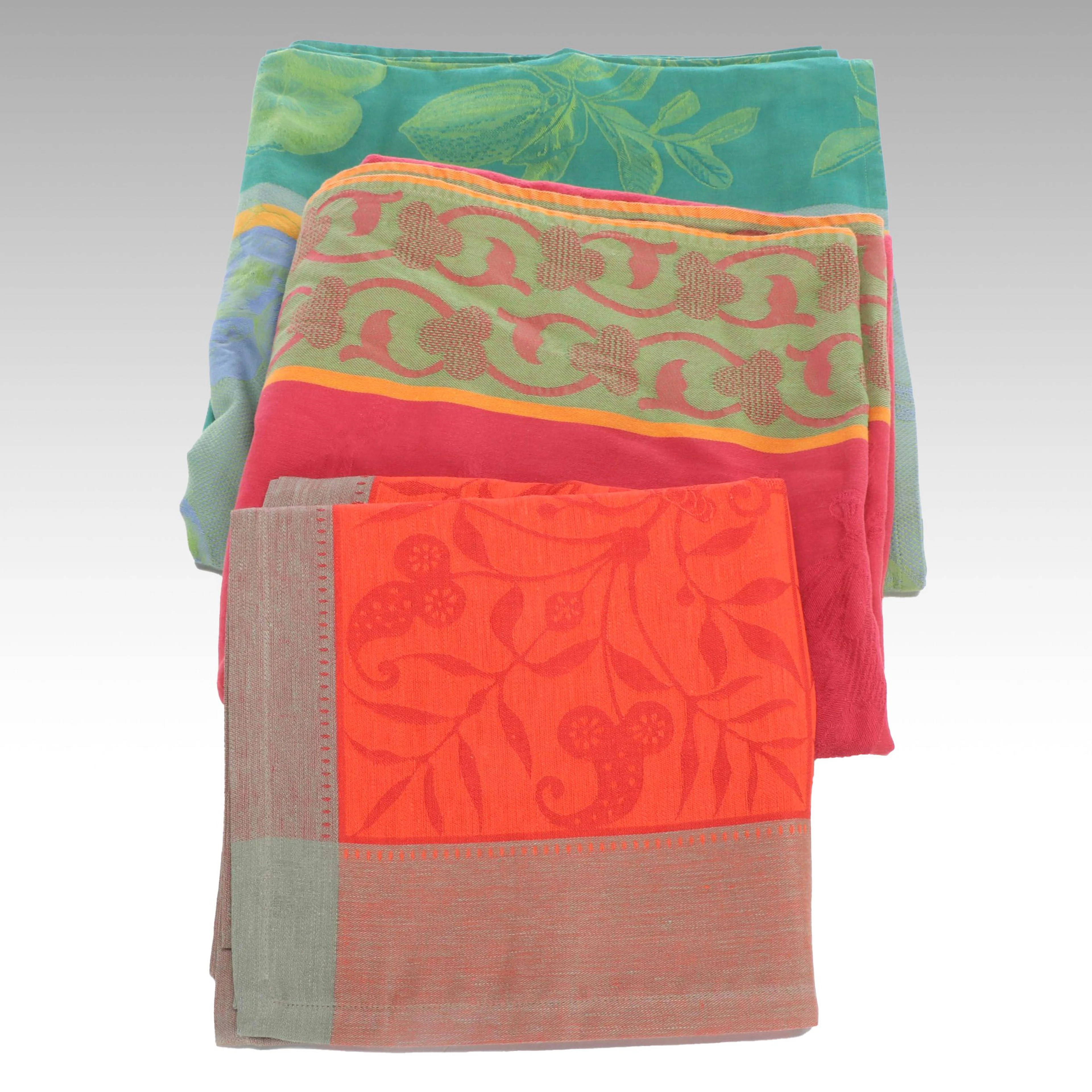 Le Jacquard Français Linen Table Runner with More Table Linens