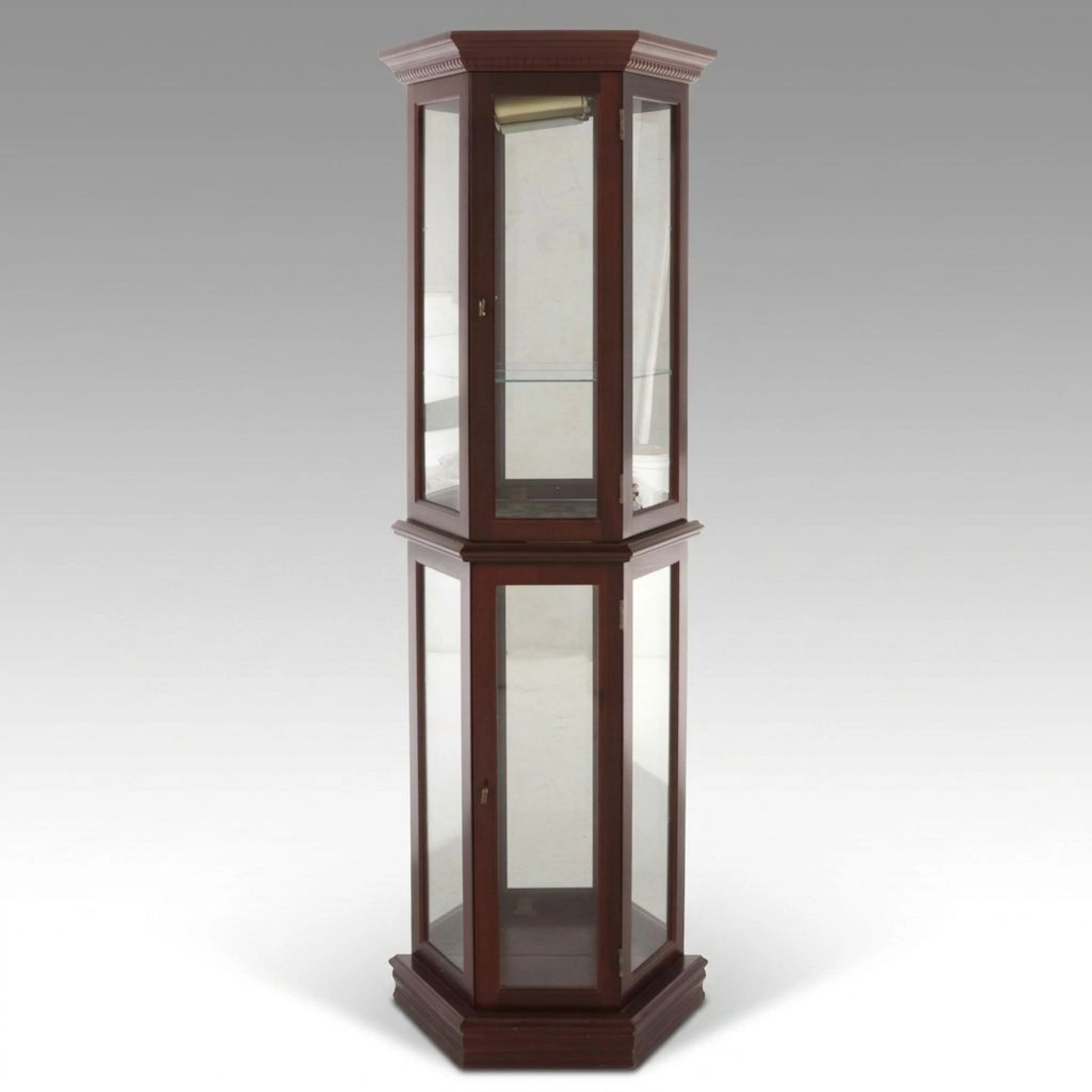 Pulaski Furniture Traditional Style Illuminated Display Cabinet