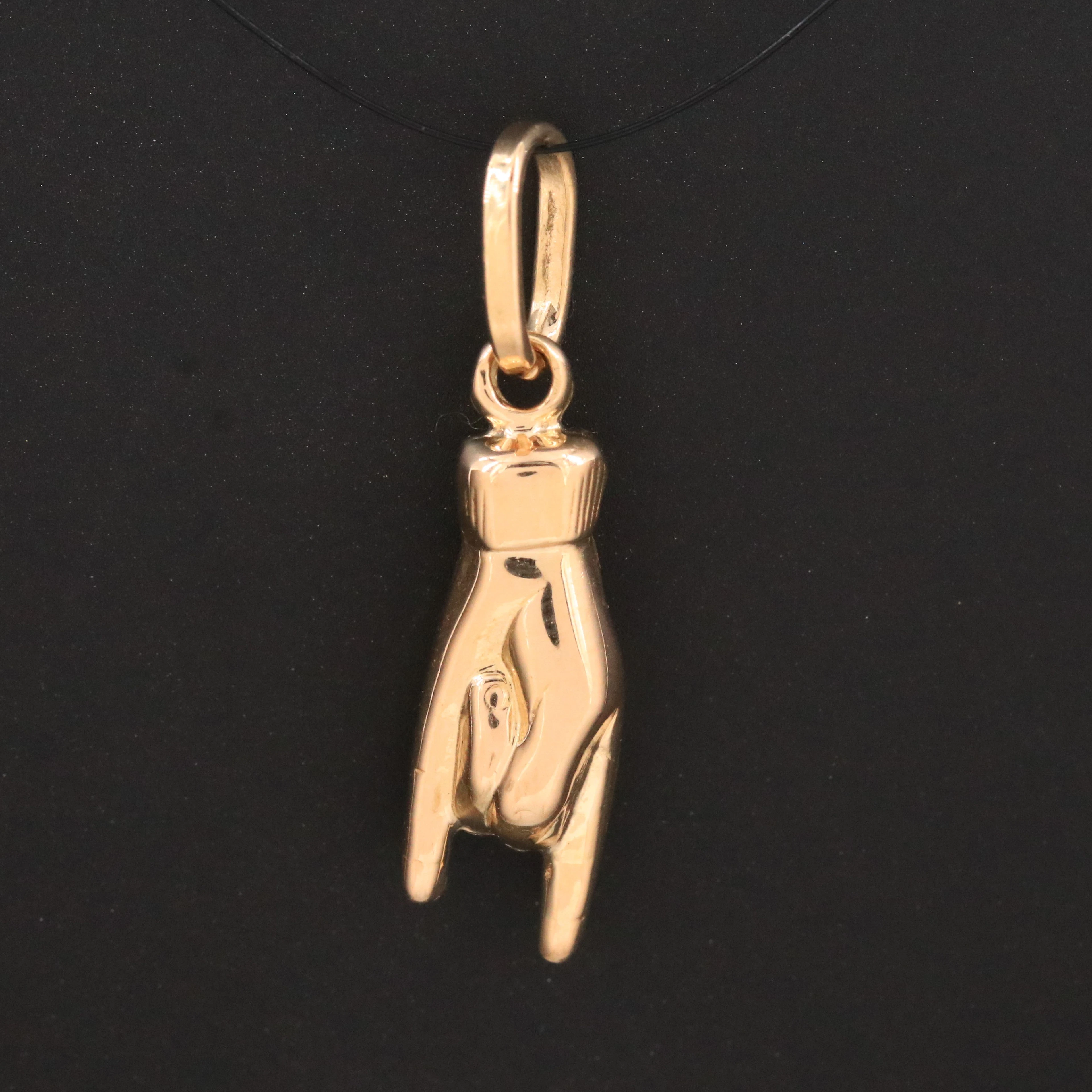 18K Mano Cornuto Pendant