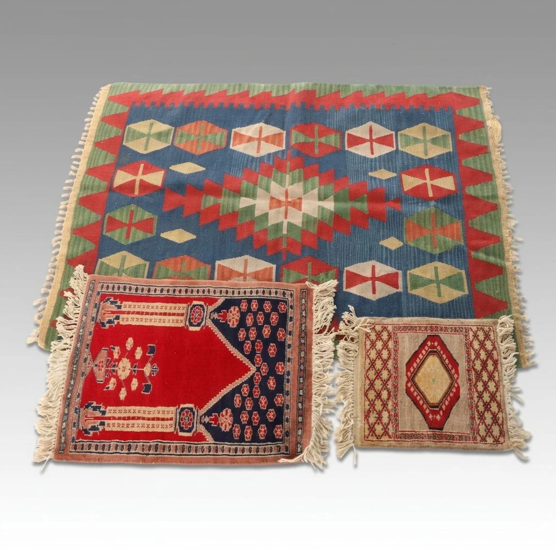 2'11 x 3'11 Handwoven Turkish Kilim Accent Rug with Two Hand-Knotted Floor Mats