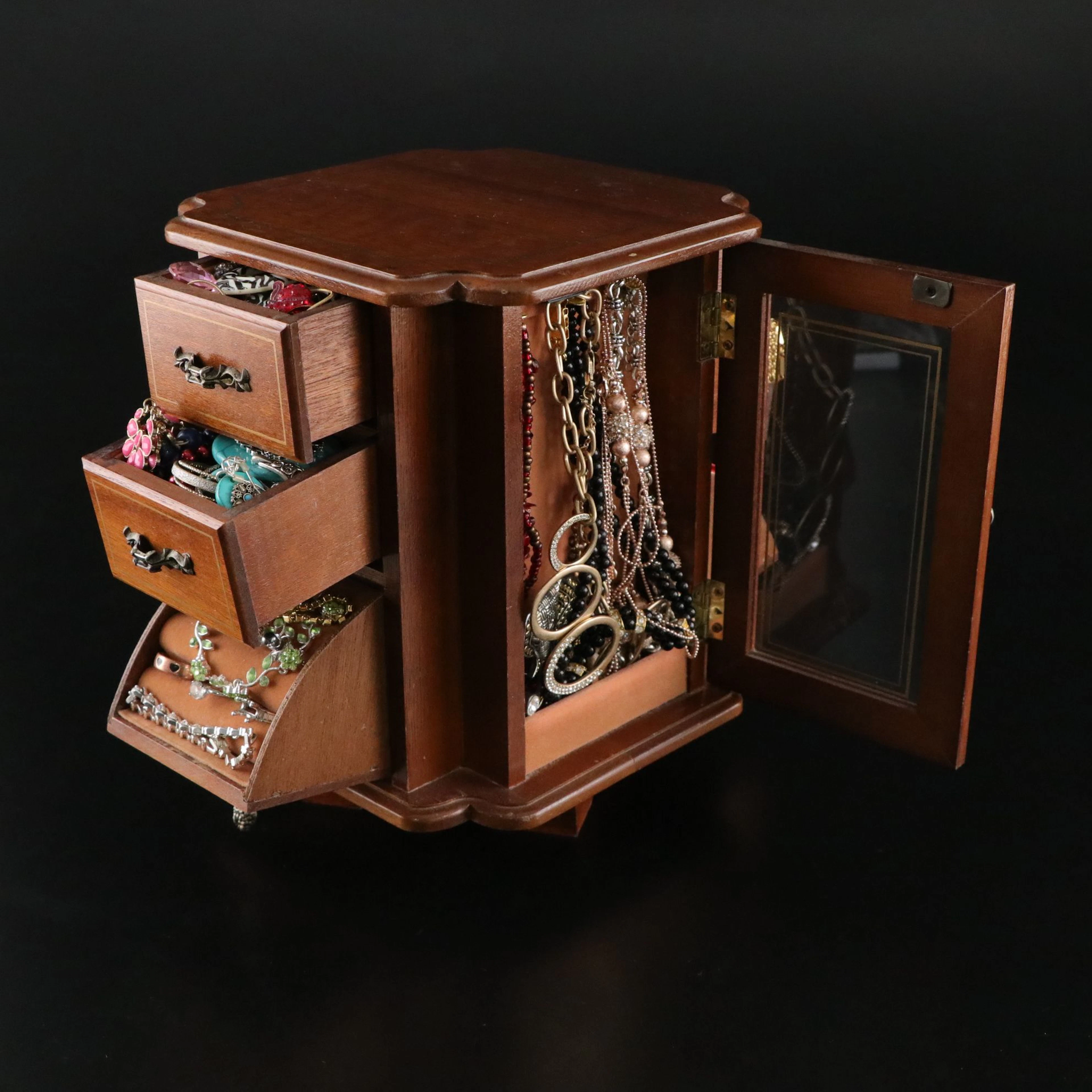 Uncommon Discoveries: Jewelry Collection