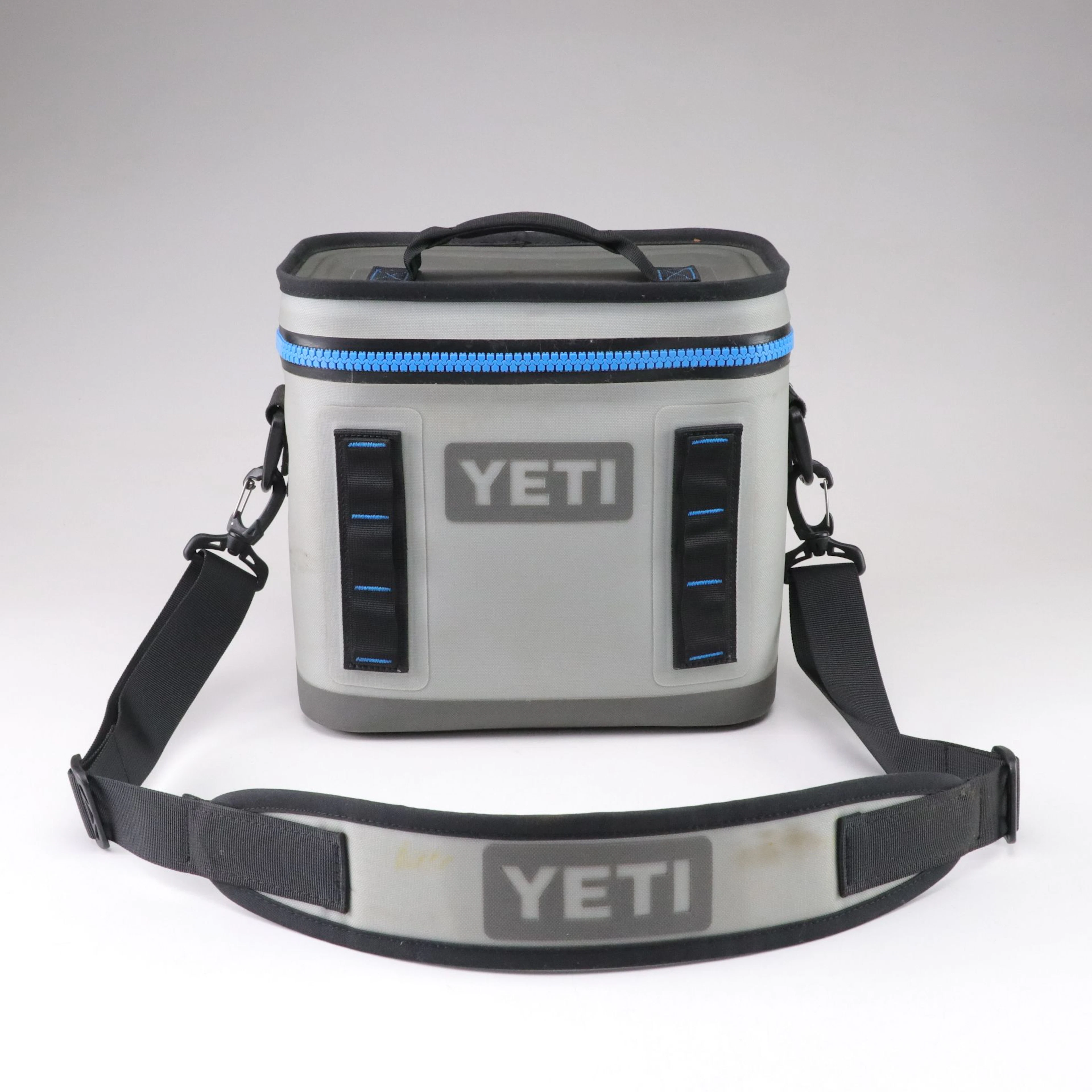YETI Hopper Flip 8 Insulated Personal Cooler in Fog Gray and Tahoe Blue