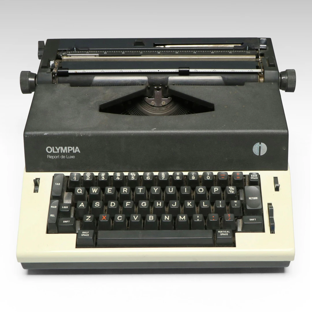 Olympia Report de Luxe Electric Typewriter