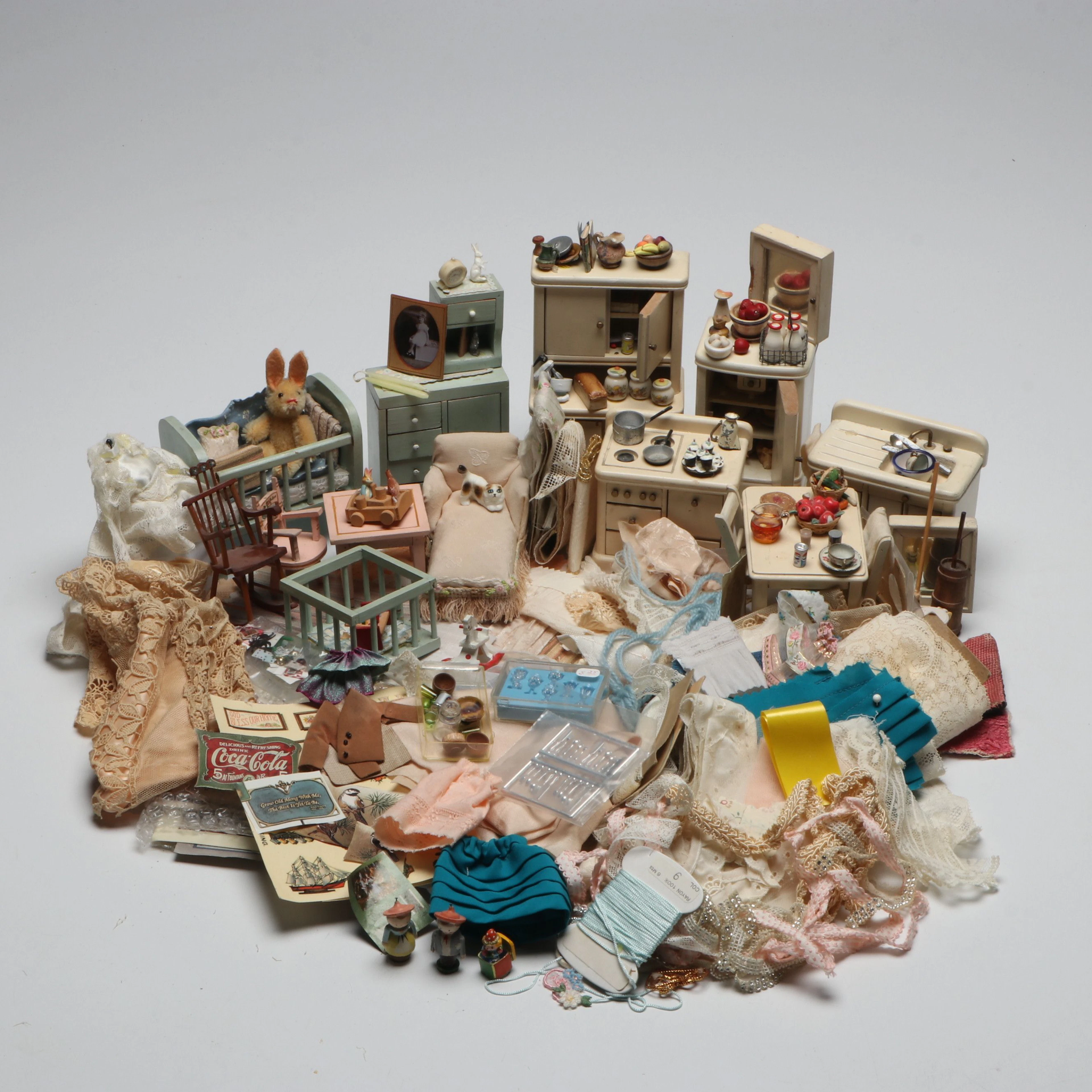 Dollhouse Furnishings and Accessories