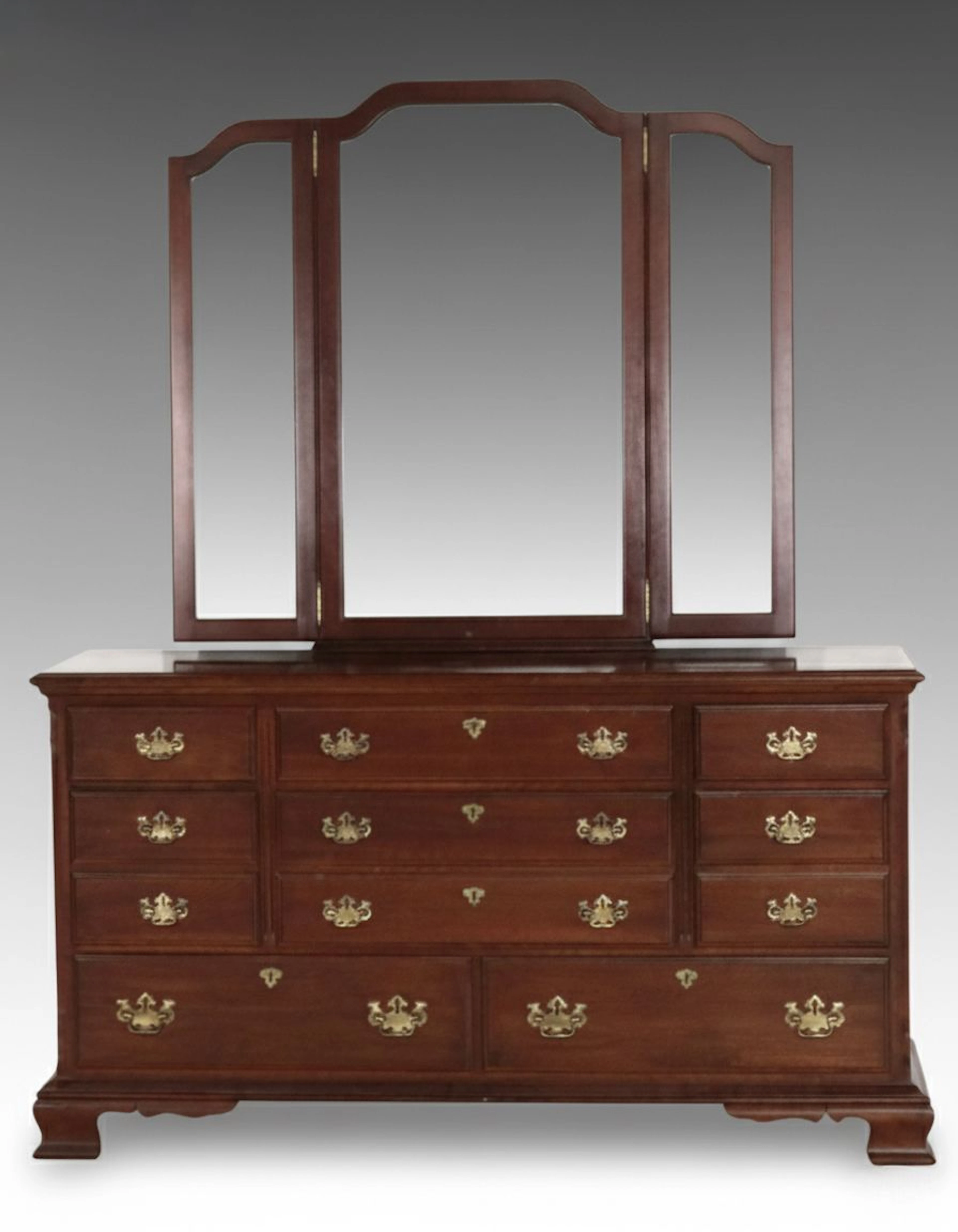 Pennsylvania House Dresser with Sleigh Bed, Nightstand, Lamp, and Accent Table
