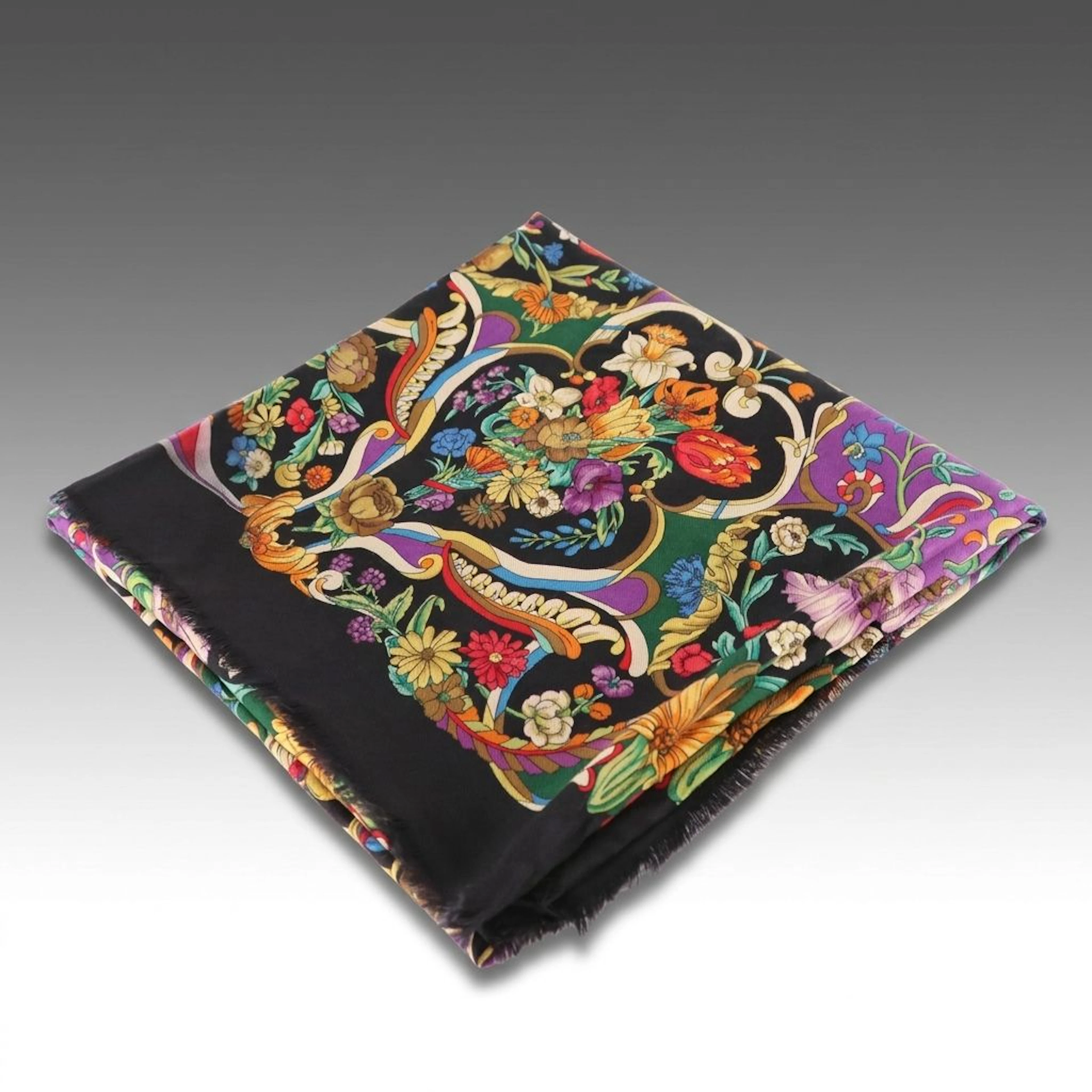 Gucci Scarf in Floral and Acorn Pattern Wool and Silk Blend