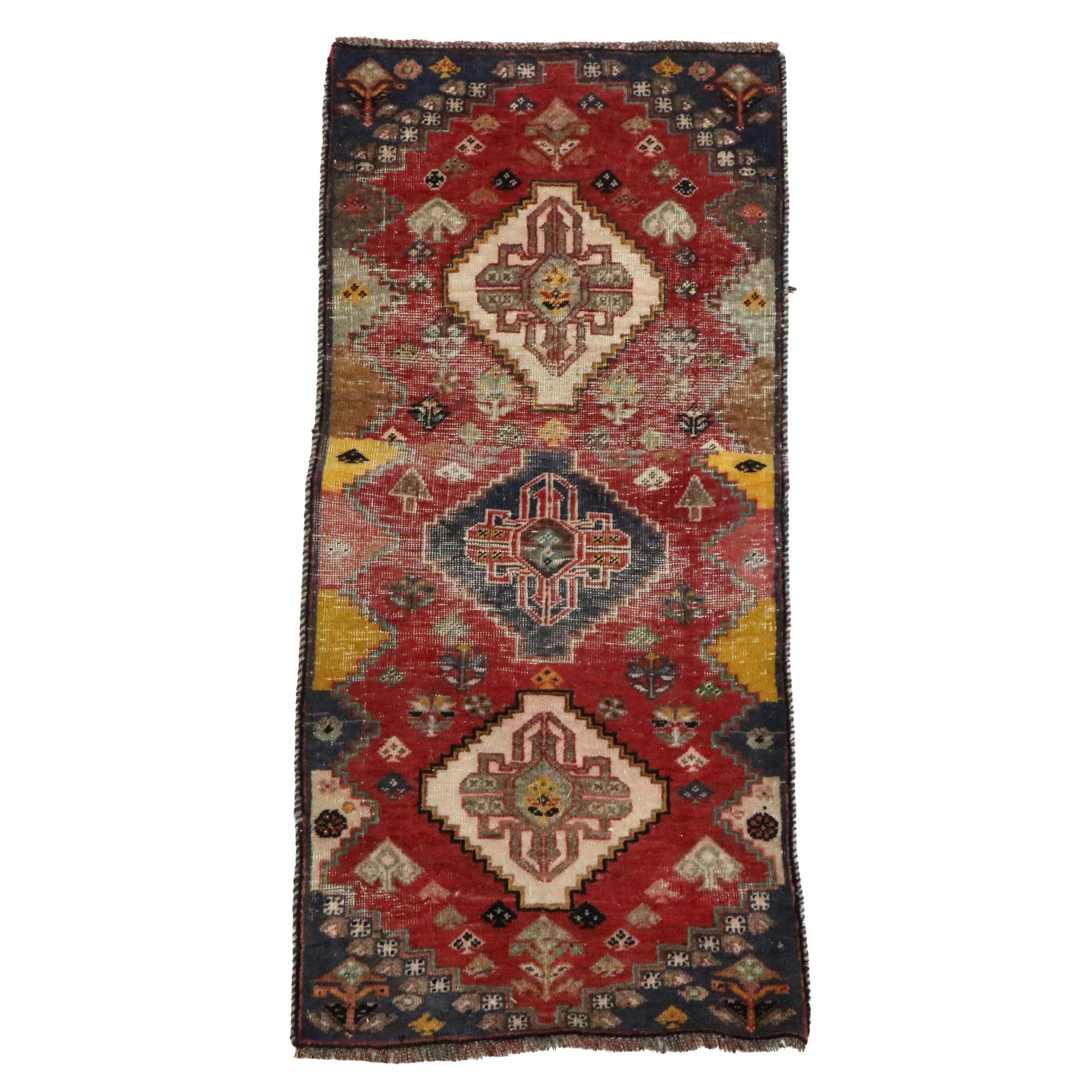 1'11 x 4'3 Hand-Knotted Persian Shiraz Accent Rug