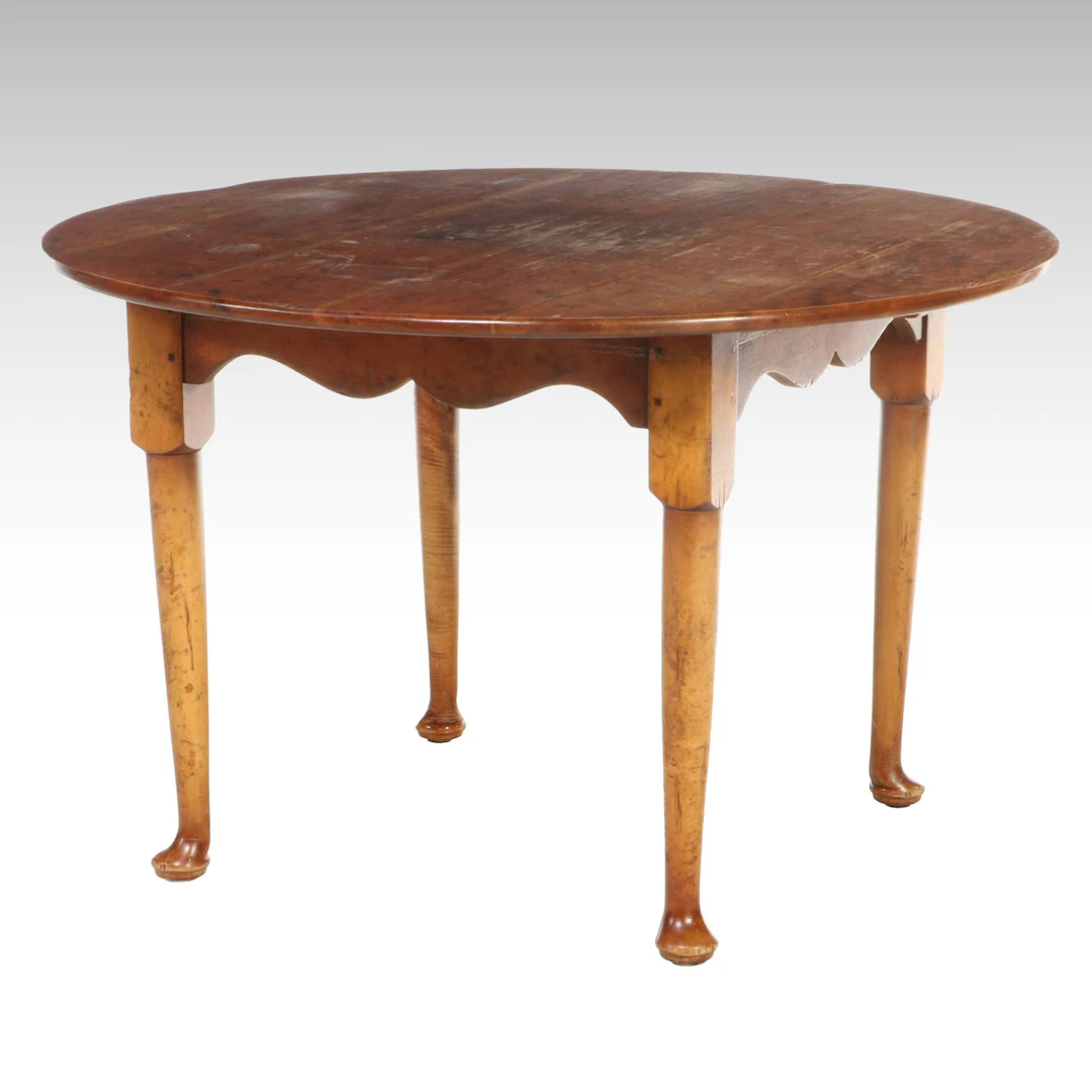 Queen Anne Style Tiger Maple Round Dining Table, 20th Century