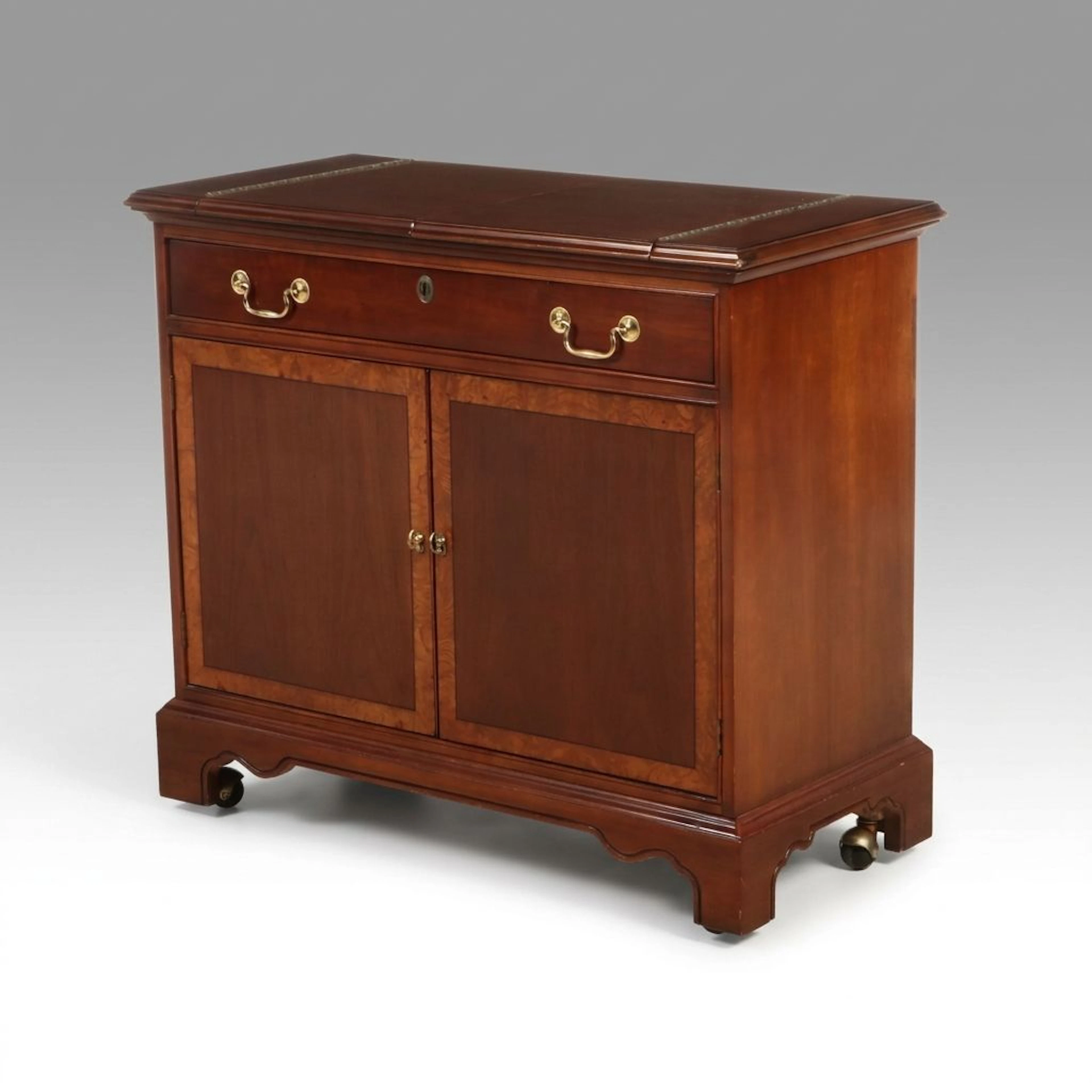 Hickory White Georgian Style Mahogany Buffet, Mid to Late 20th Century