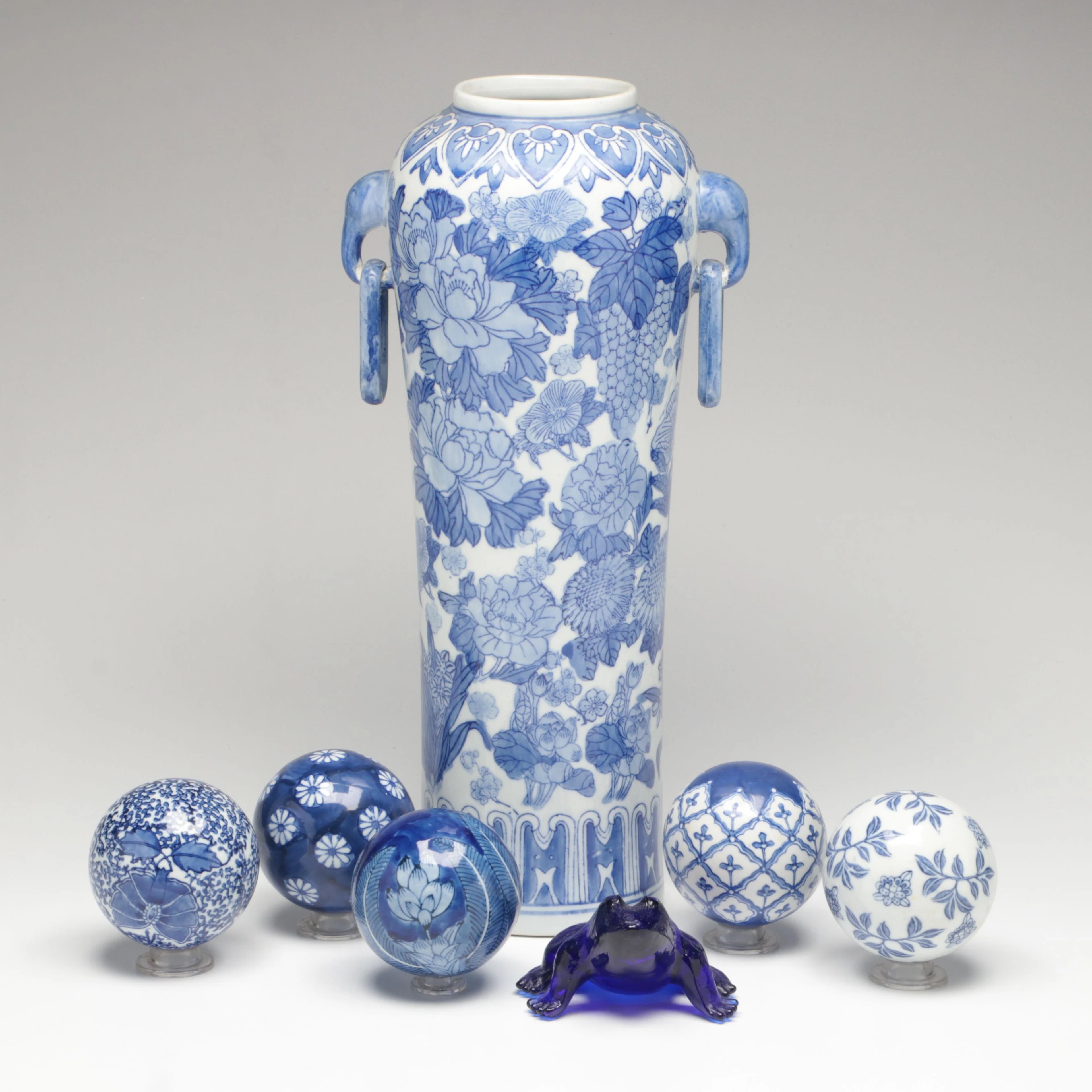 Chinese Floral Blue and White Porcelain Vase with Carpet Balls and Glass Frog