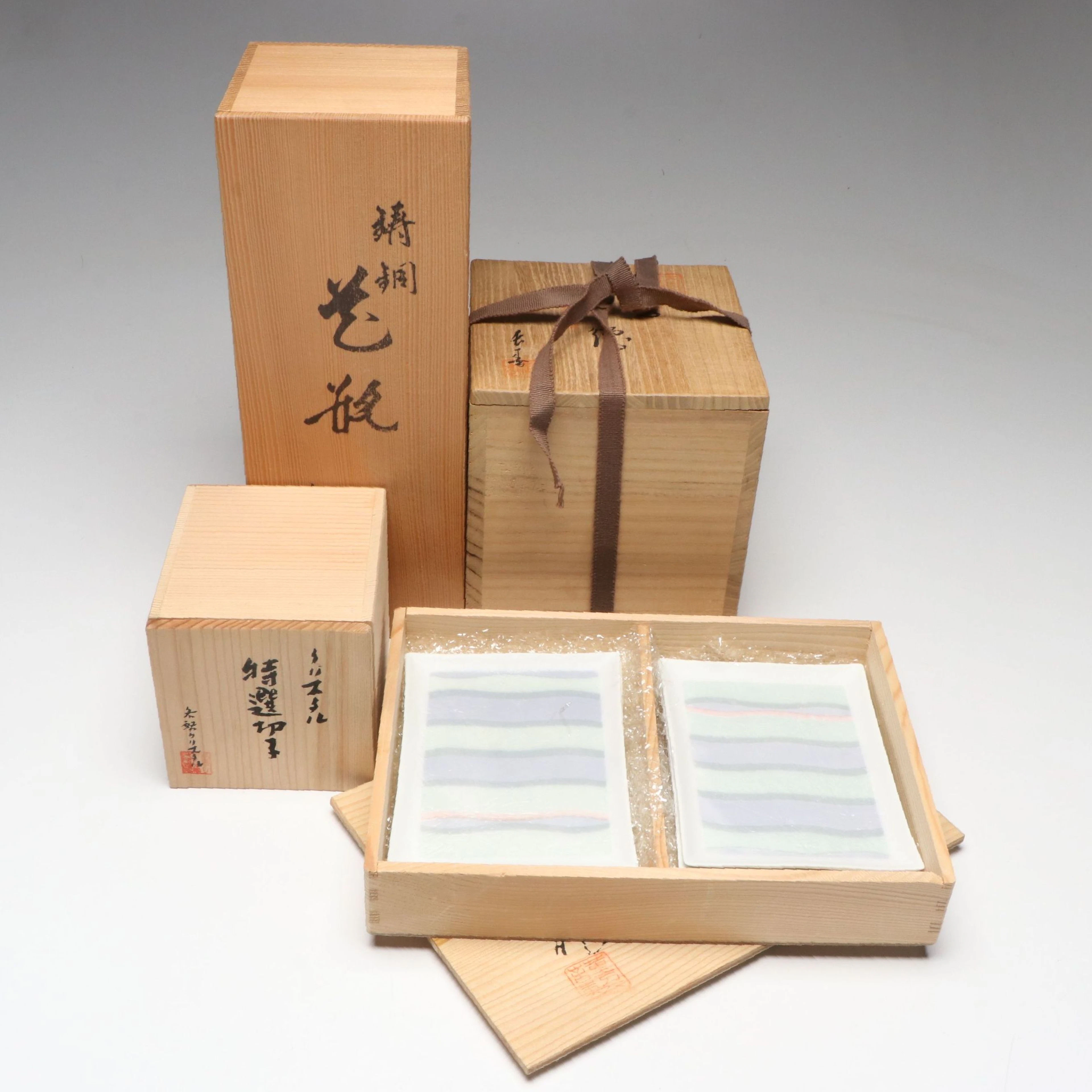 Ceramic Striped Plates with Wooden Decorative Boxes