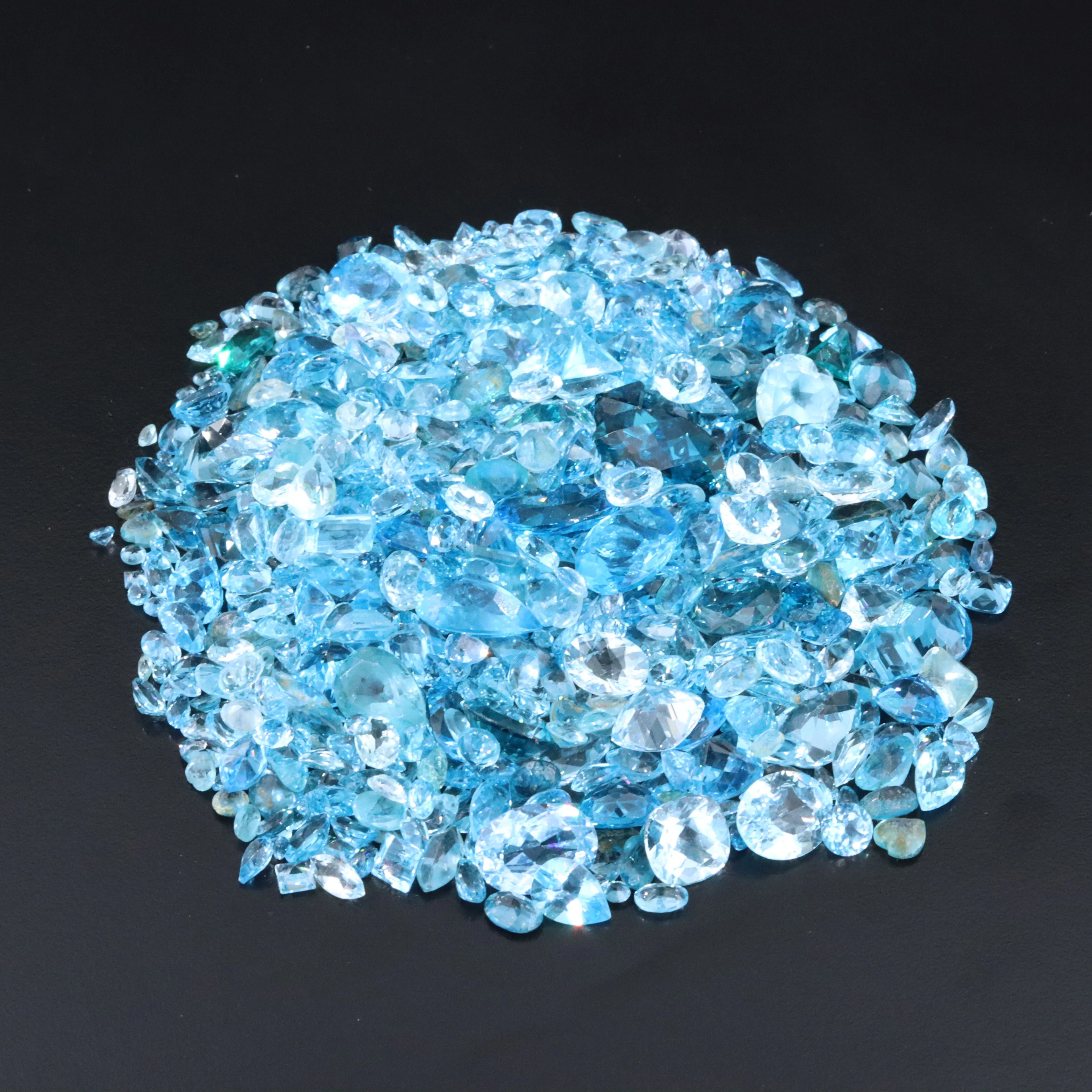 Loose 647.50 CTW Gemstone Lot Including Topaz, Aquamarine and Glass
