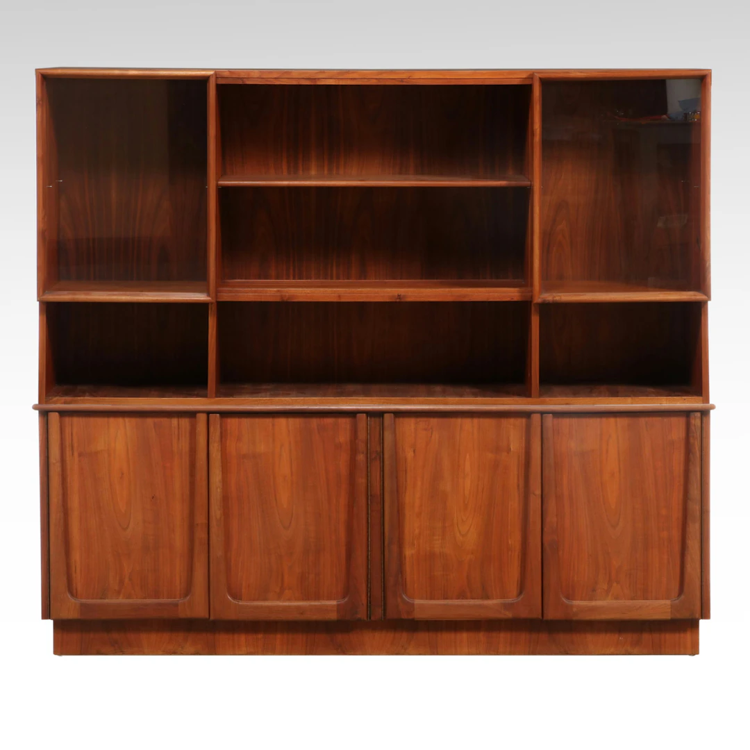 Mid Century Modern Style China Cabinet, Mid to Late 20th Century