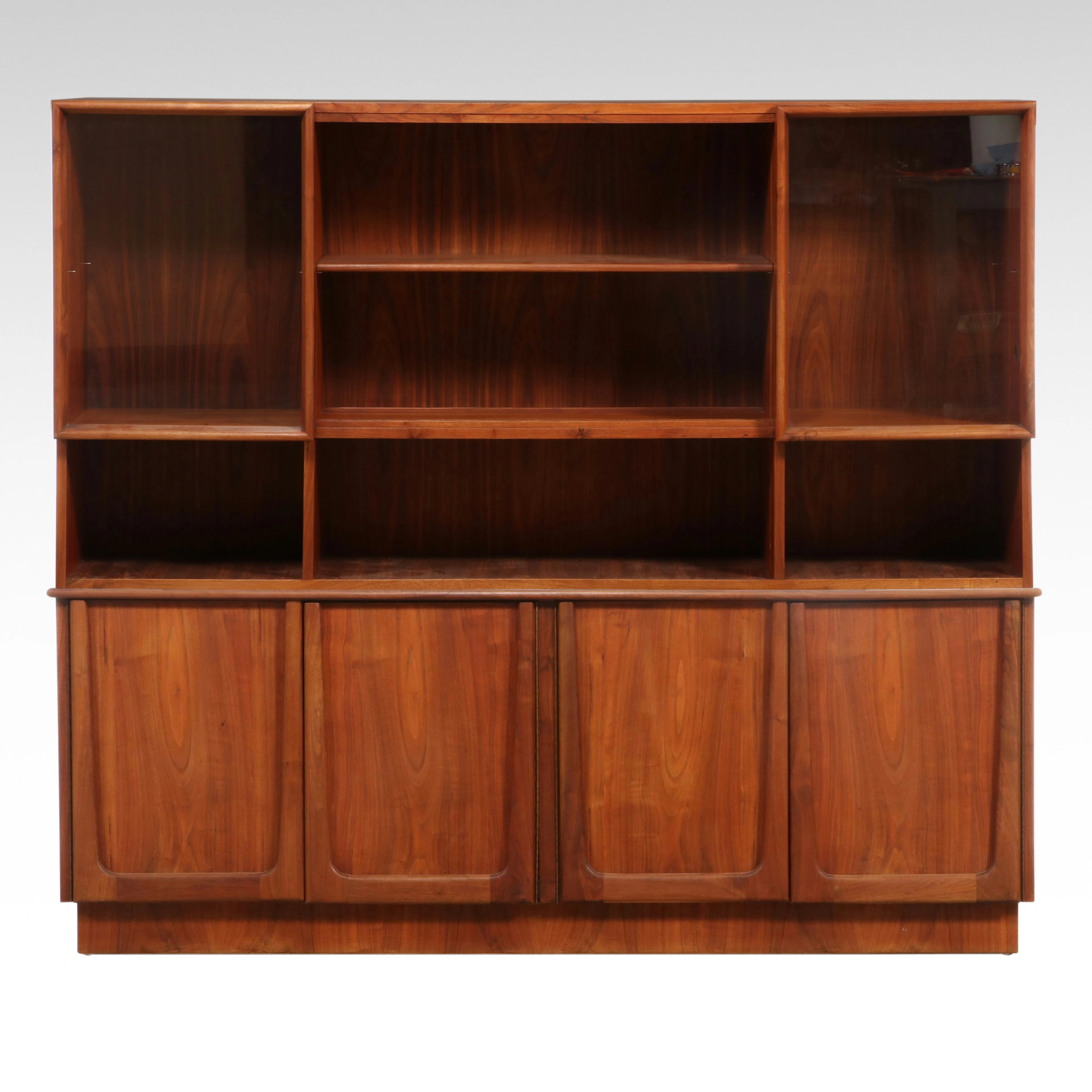 Mid Century Modern Style China Cabinet, Mid to Late 20th Century