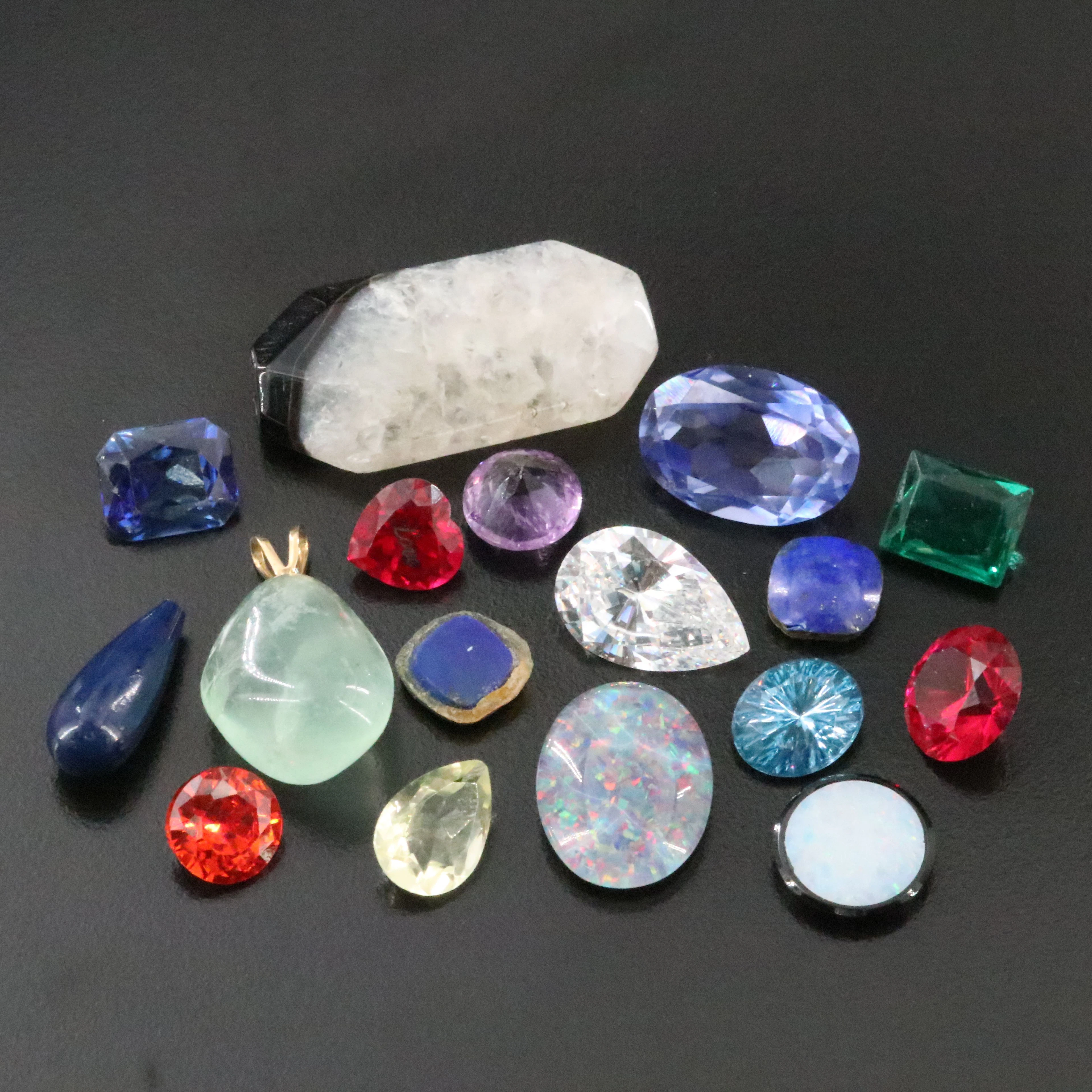 Loose 194.09 CTW Gemstone Lot Featuring Lapis Lazuli and Fluorite