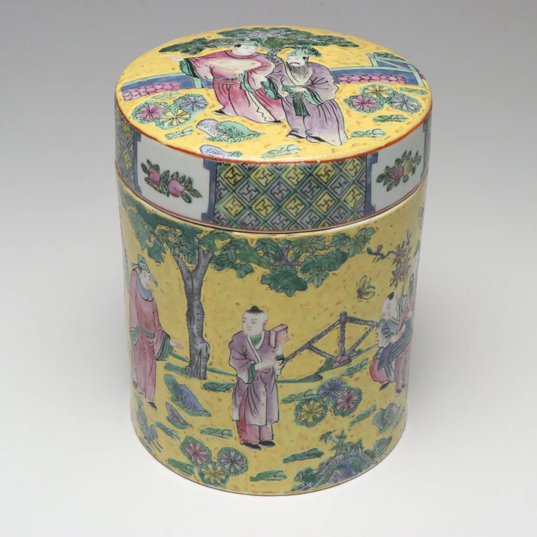 Chinese Famille Rose Porcelain Canister, Mid-20th Century