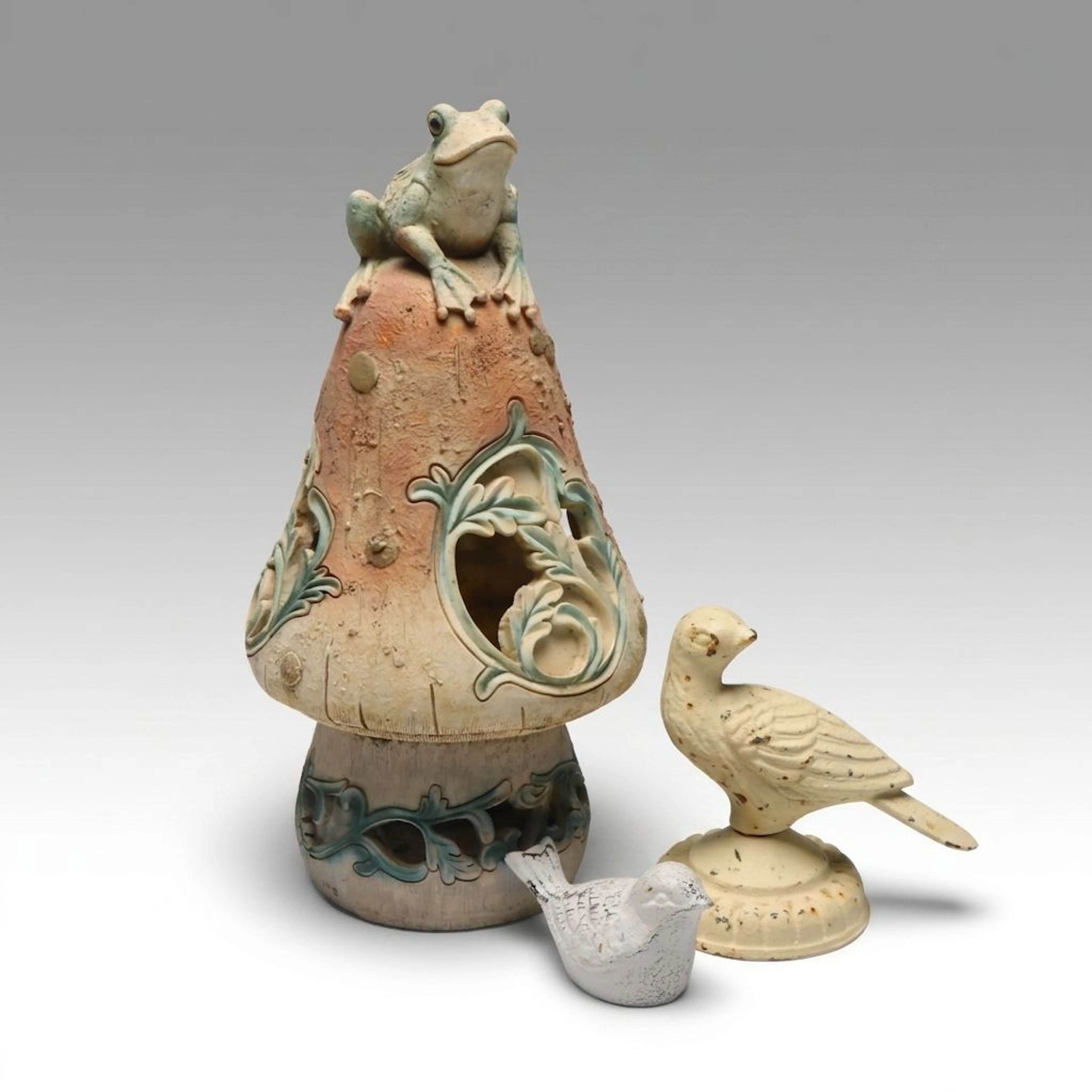Hand-Painted Resin Frog on Mushroom Outdoor Décor with Bird Figurines