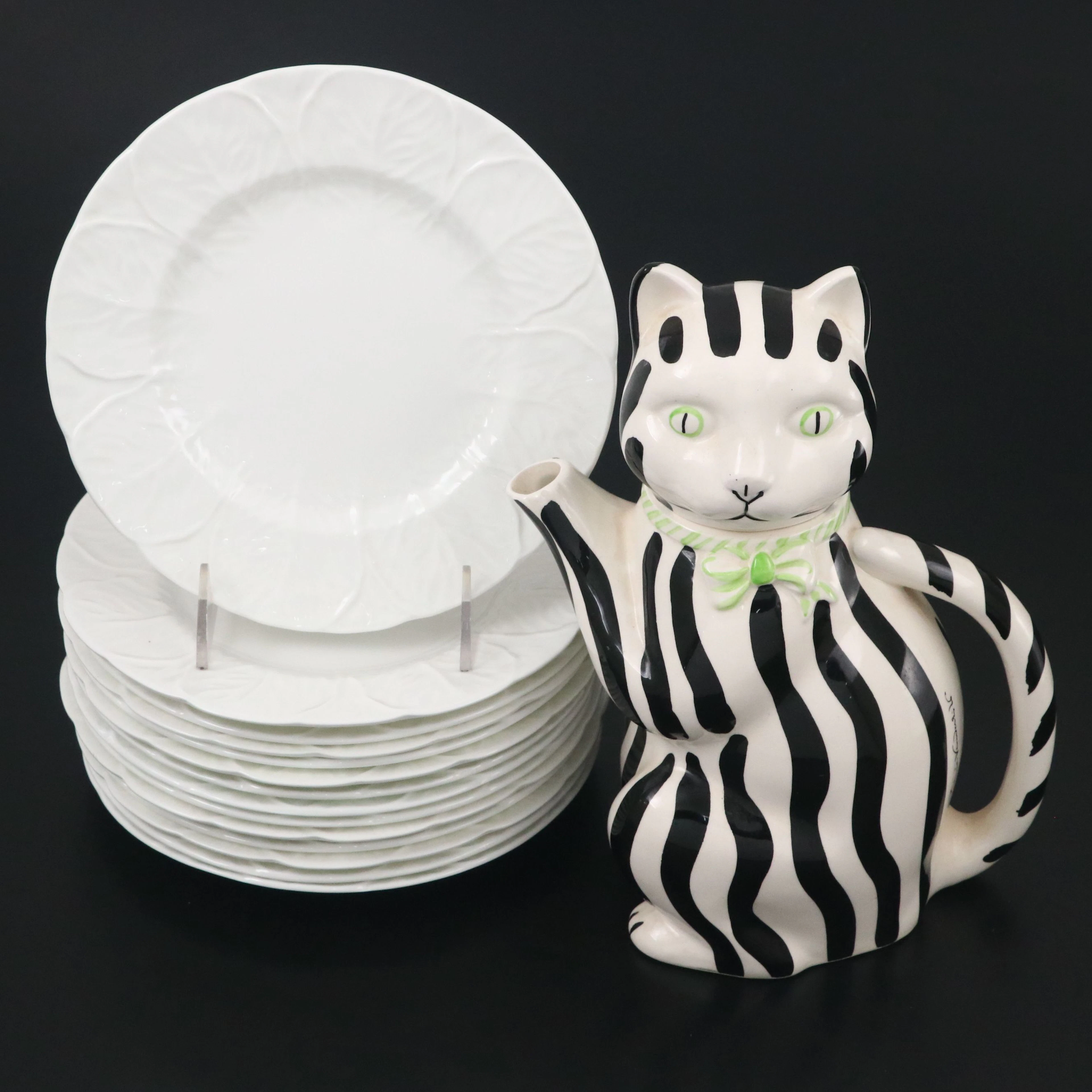 Gloria Vanderbilt Cat Form Teapot with Wedgwood "Countryware" Salad Plates
