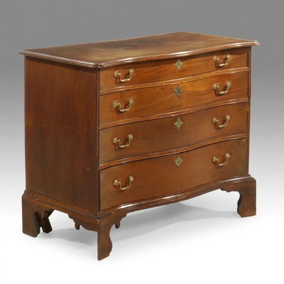 Chippendale Mahogany Four-Drawer Serpentine-Front Chest, Late 18th Century