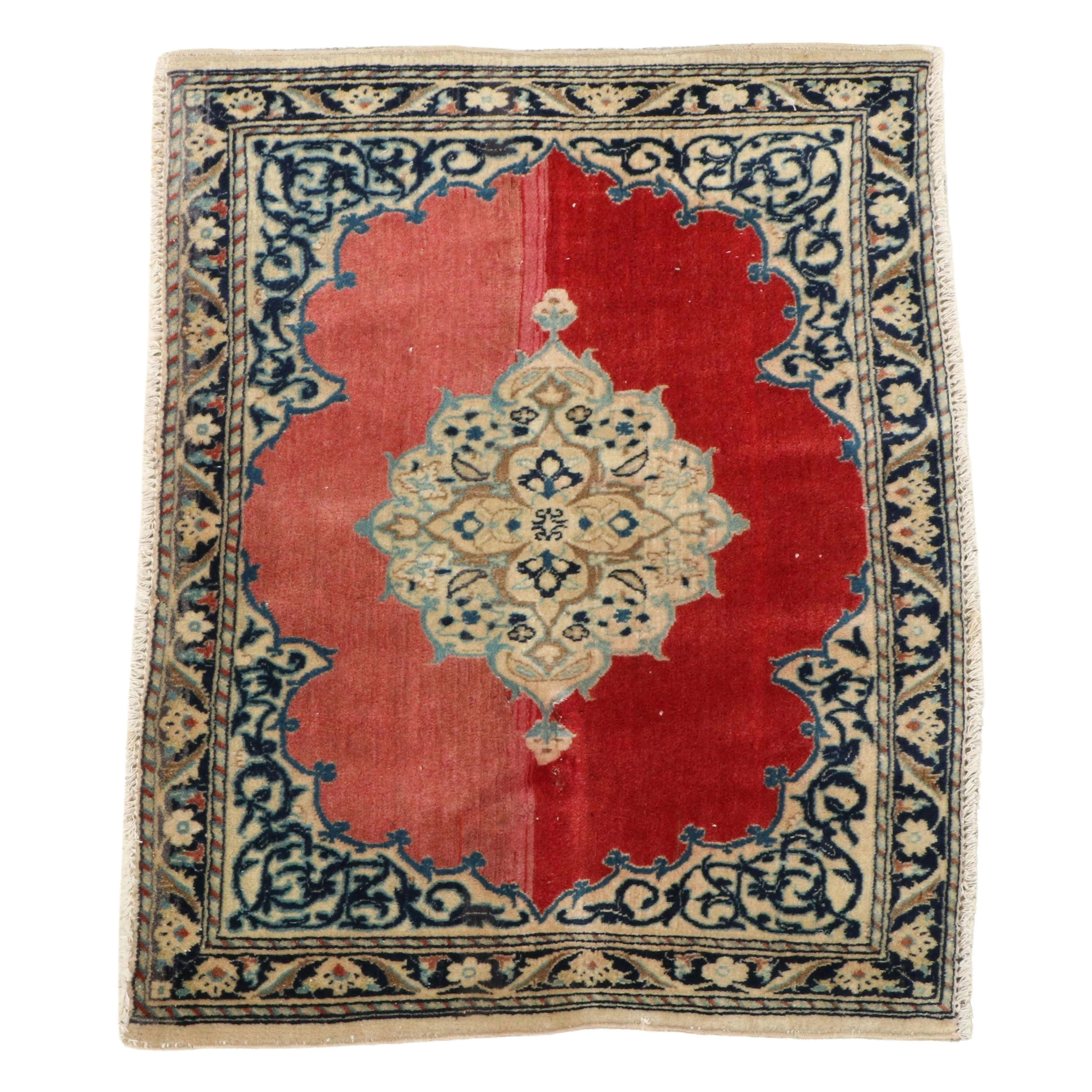 1'9 x 2'5 Hand-Knotted Persian Bidjar Accent Rug