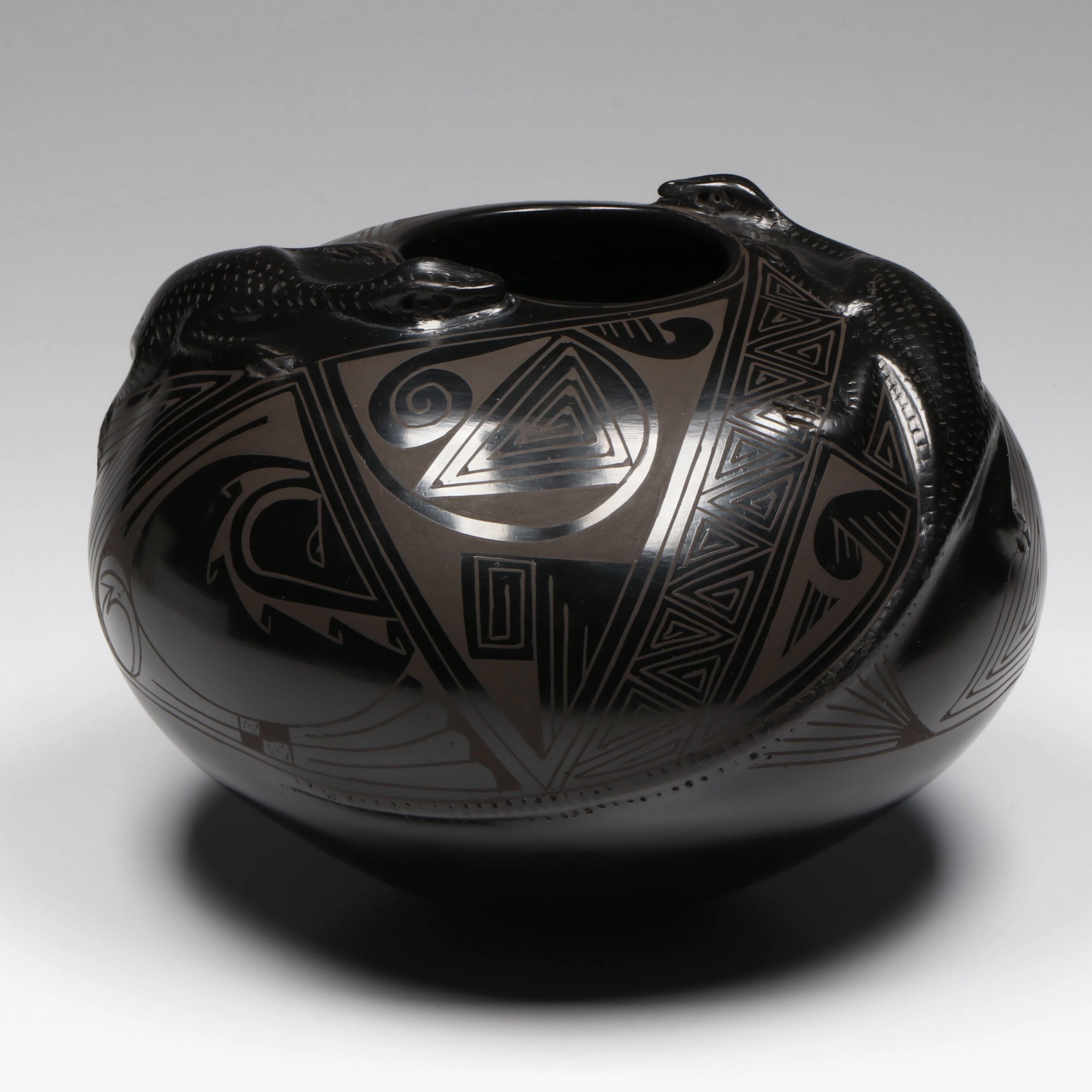 Reynaldo Quezada Mata Ortiz Black on Black Lizard Bowl or Vase