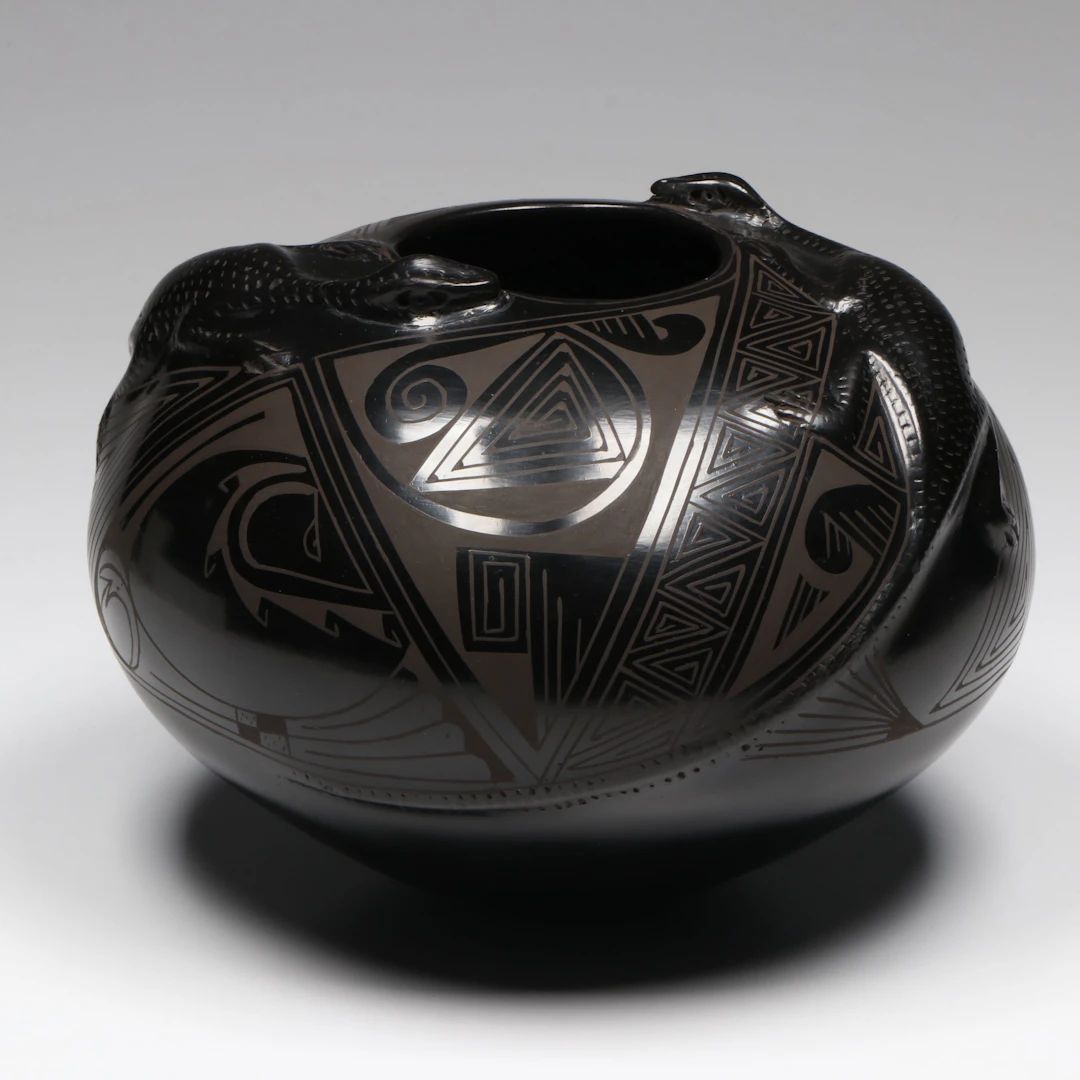 Reynaldo Quezada Mata Ortiz Black on Black Lizard Bowl or Vase