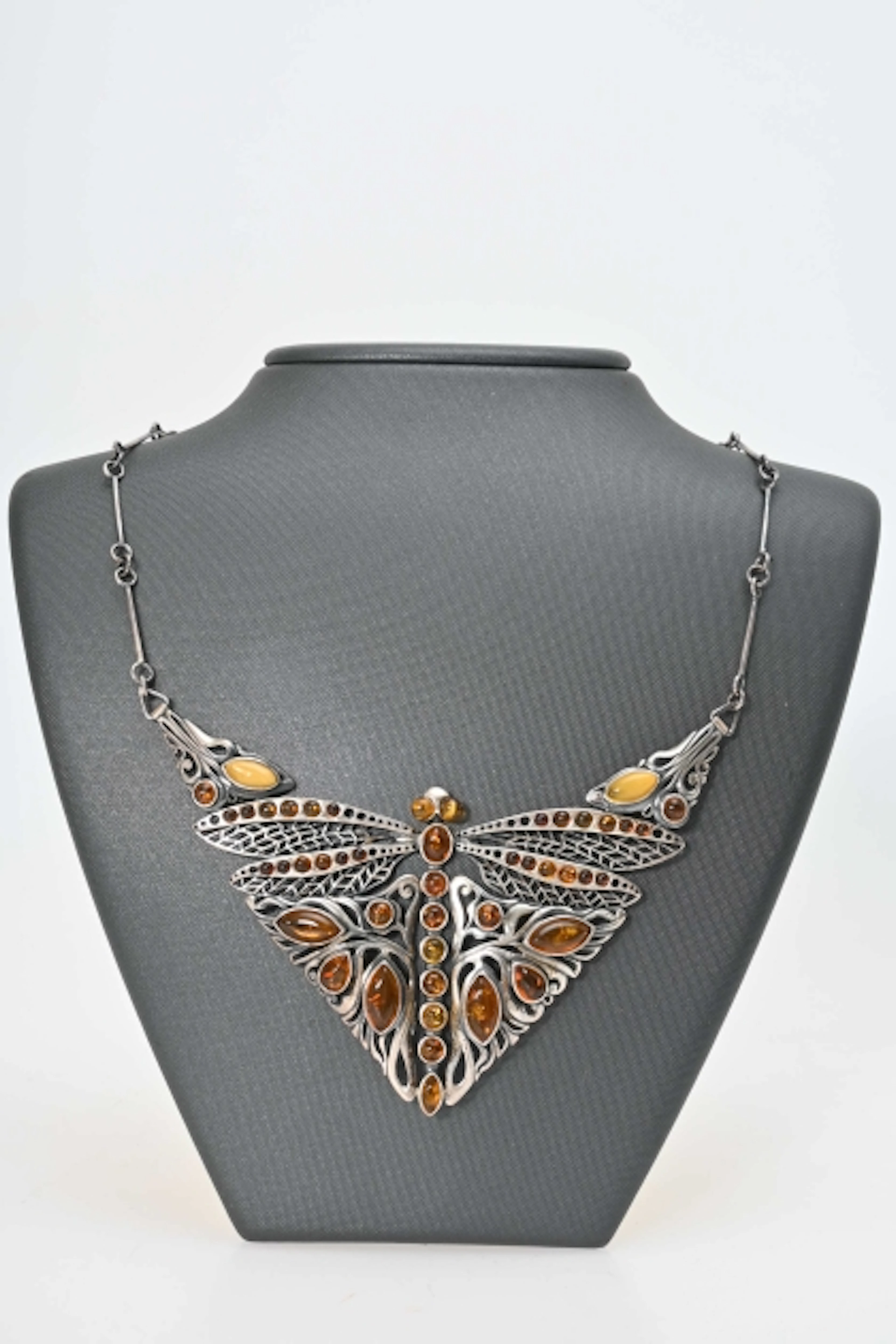 Silverhalsband med bärnsten ca 56 gr
