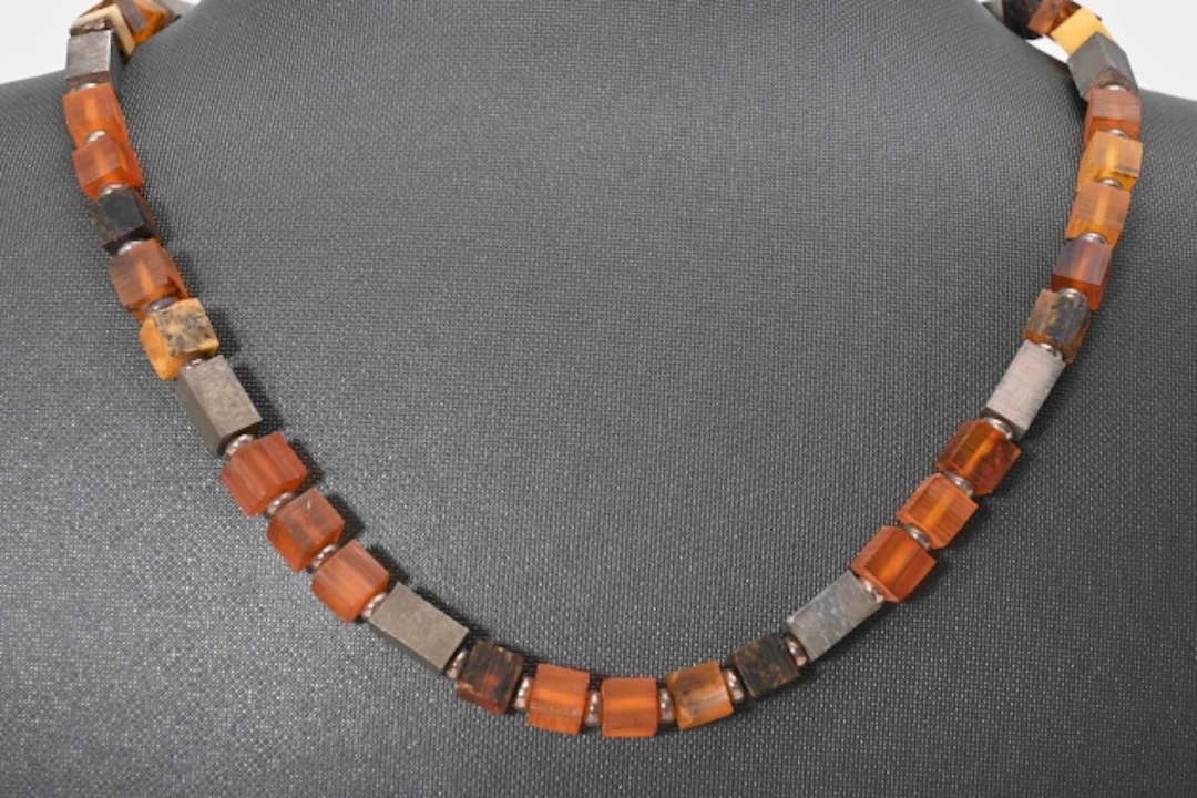 Halsband, Silver och bärnsten