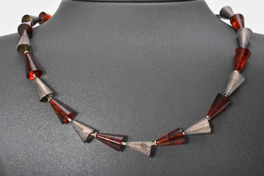 Halsband, Silver och bärnsten