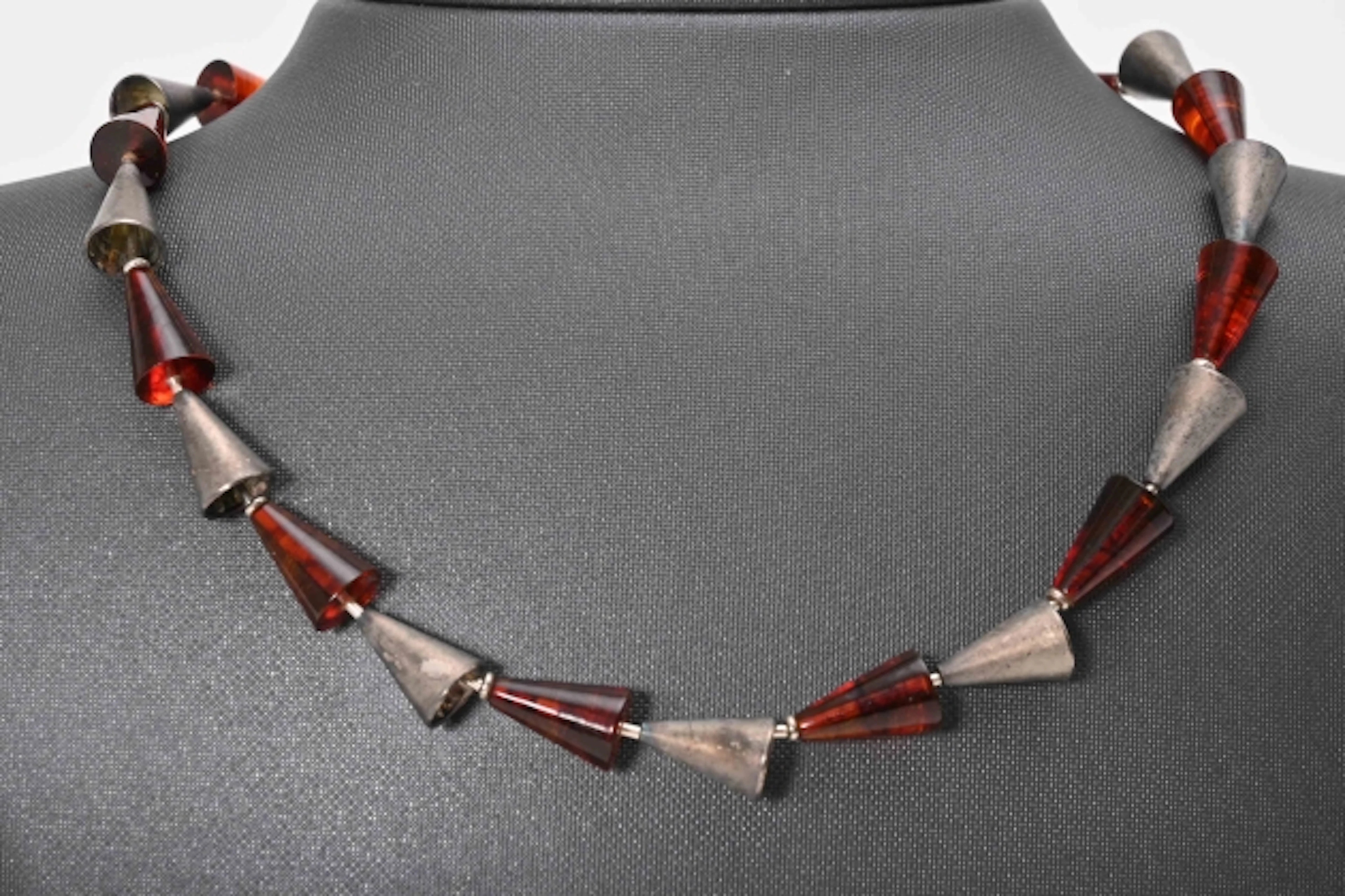 Halsband, Silver och bärnsten