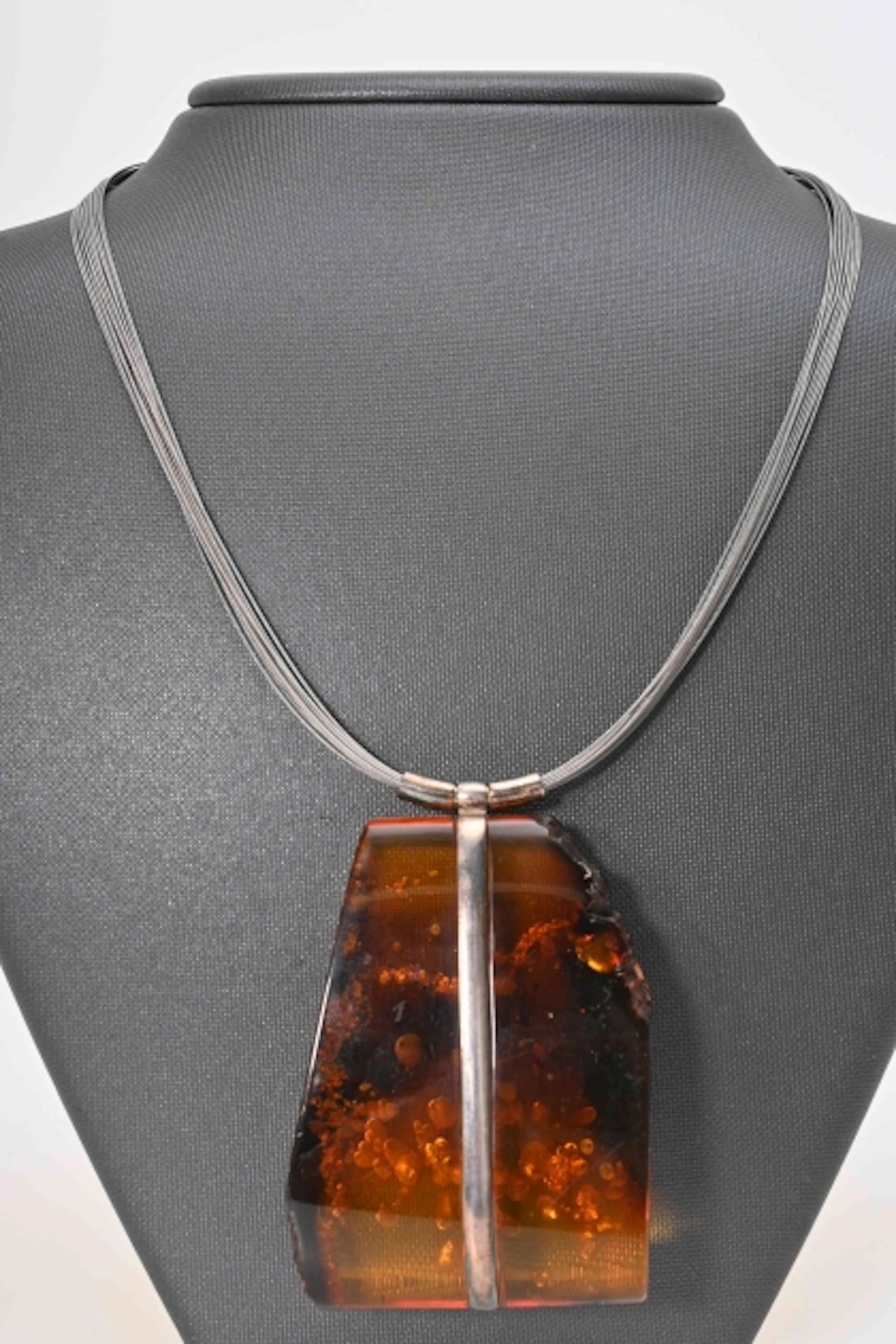 Silverhalsband med bärnsten