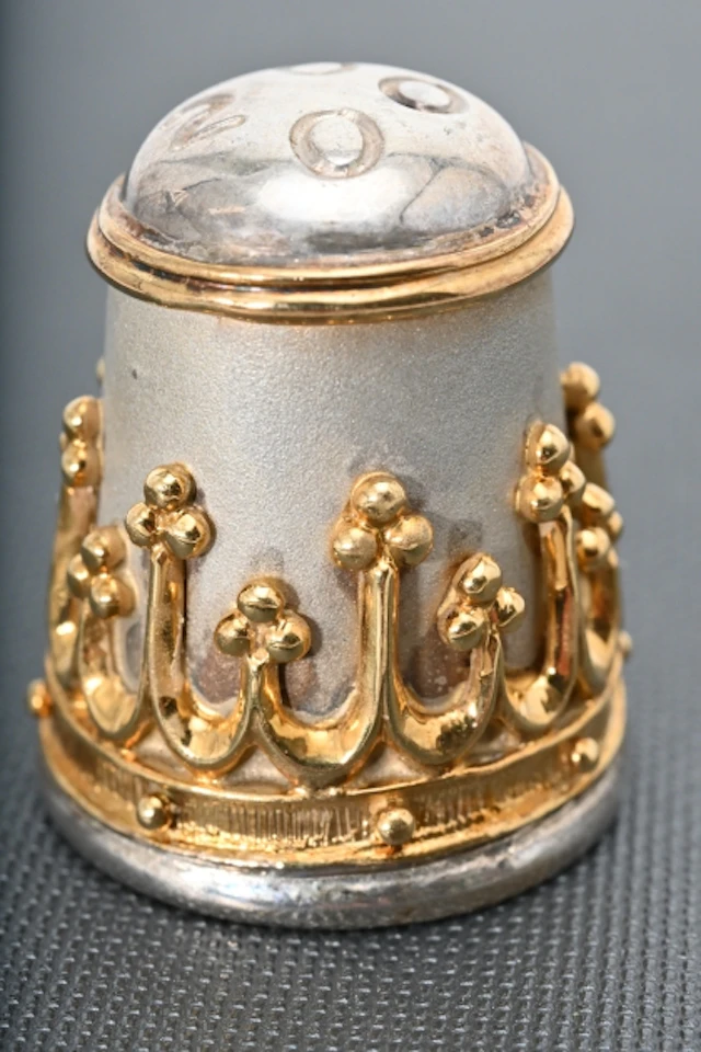 Fingerborg, Silver med gulddetaljer, år 2000 14K ca 15,8 gr