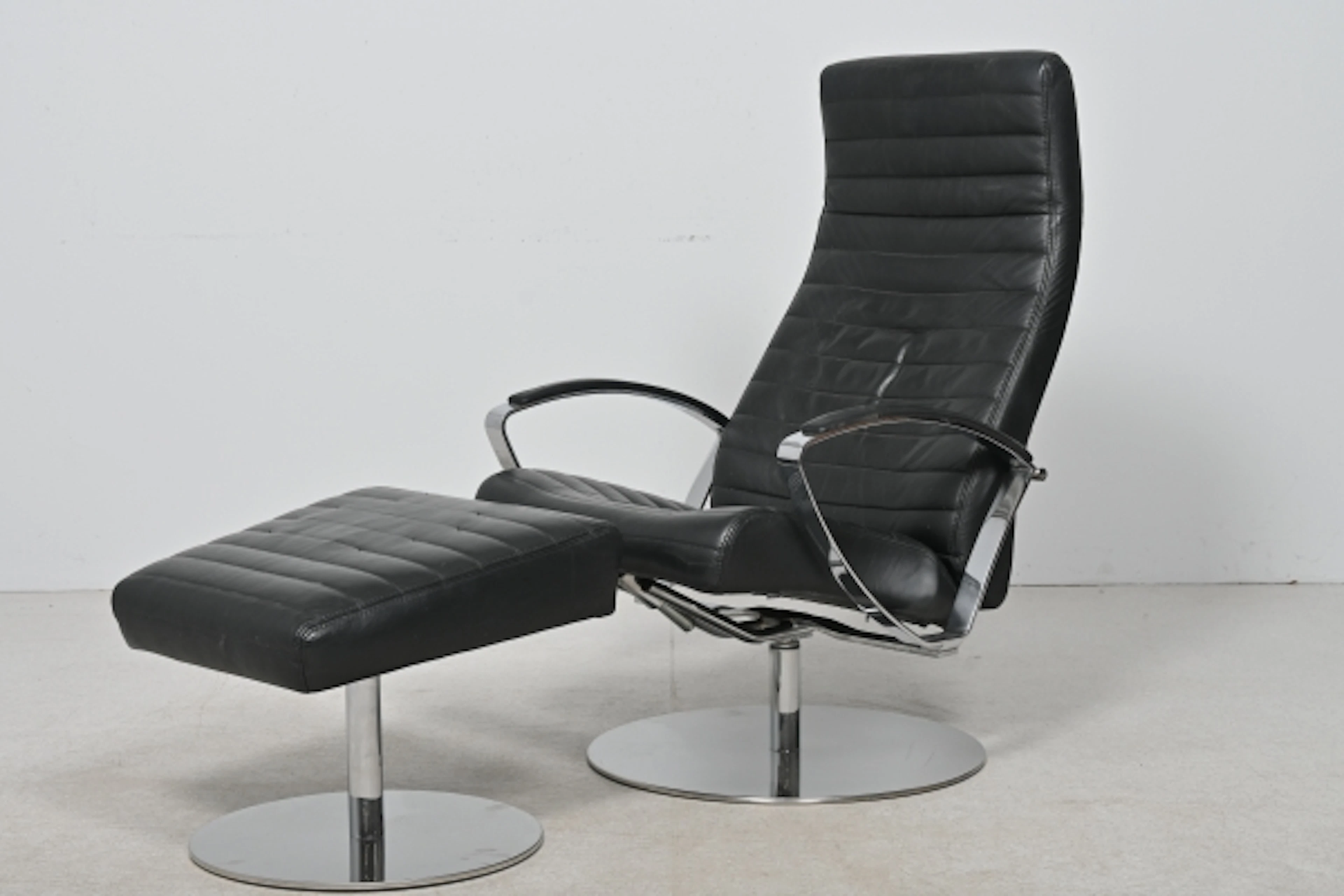 Skinnfåtölj med fotpall BoConcept