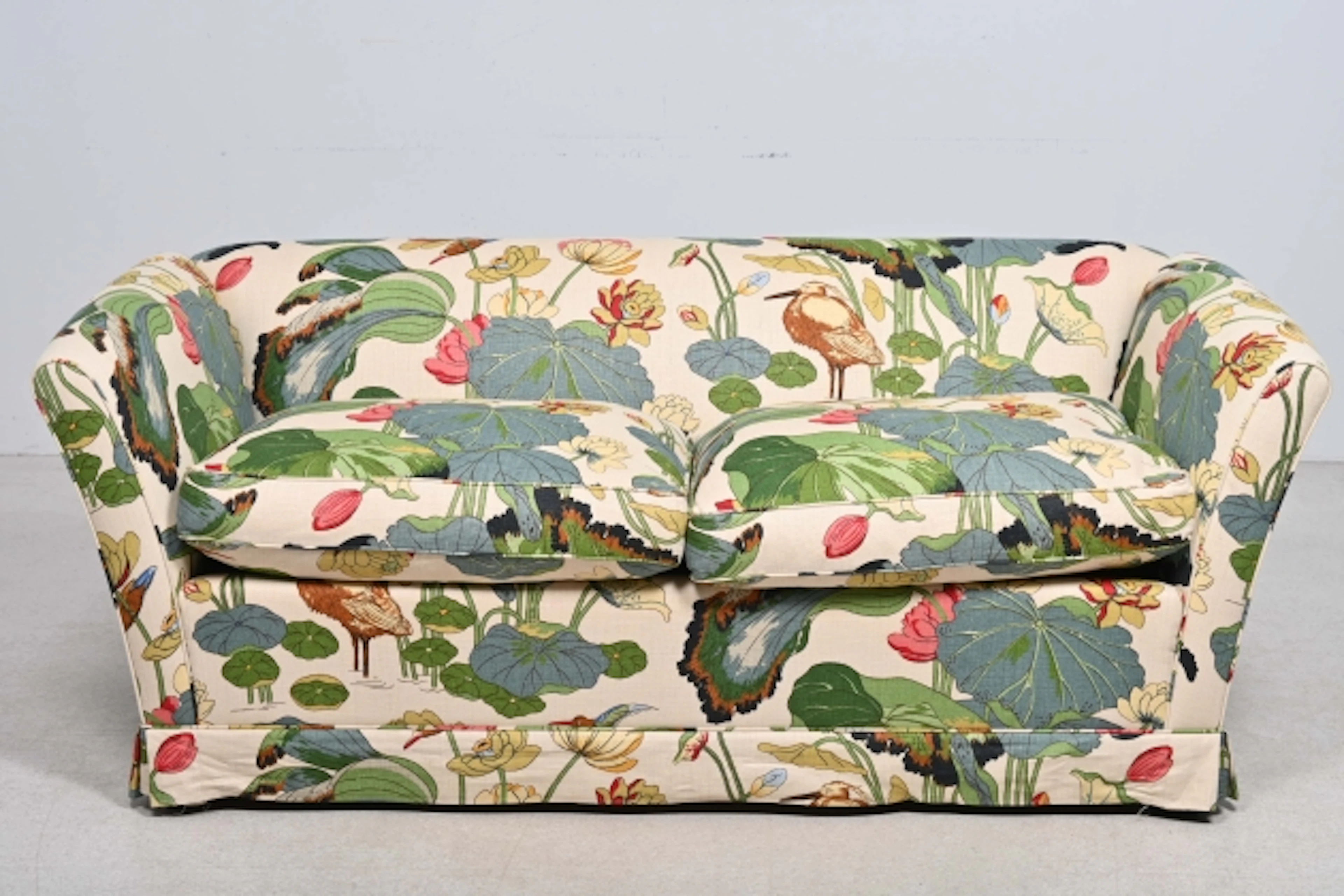 Soffa, med klädsel "Lotus" GP & j Baker