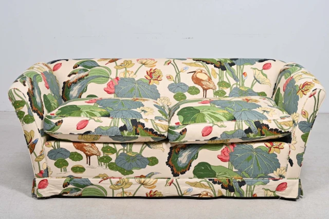 Soffa, med klädsel "Lotus" GP & j Baker