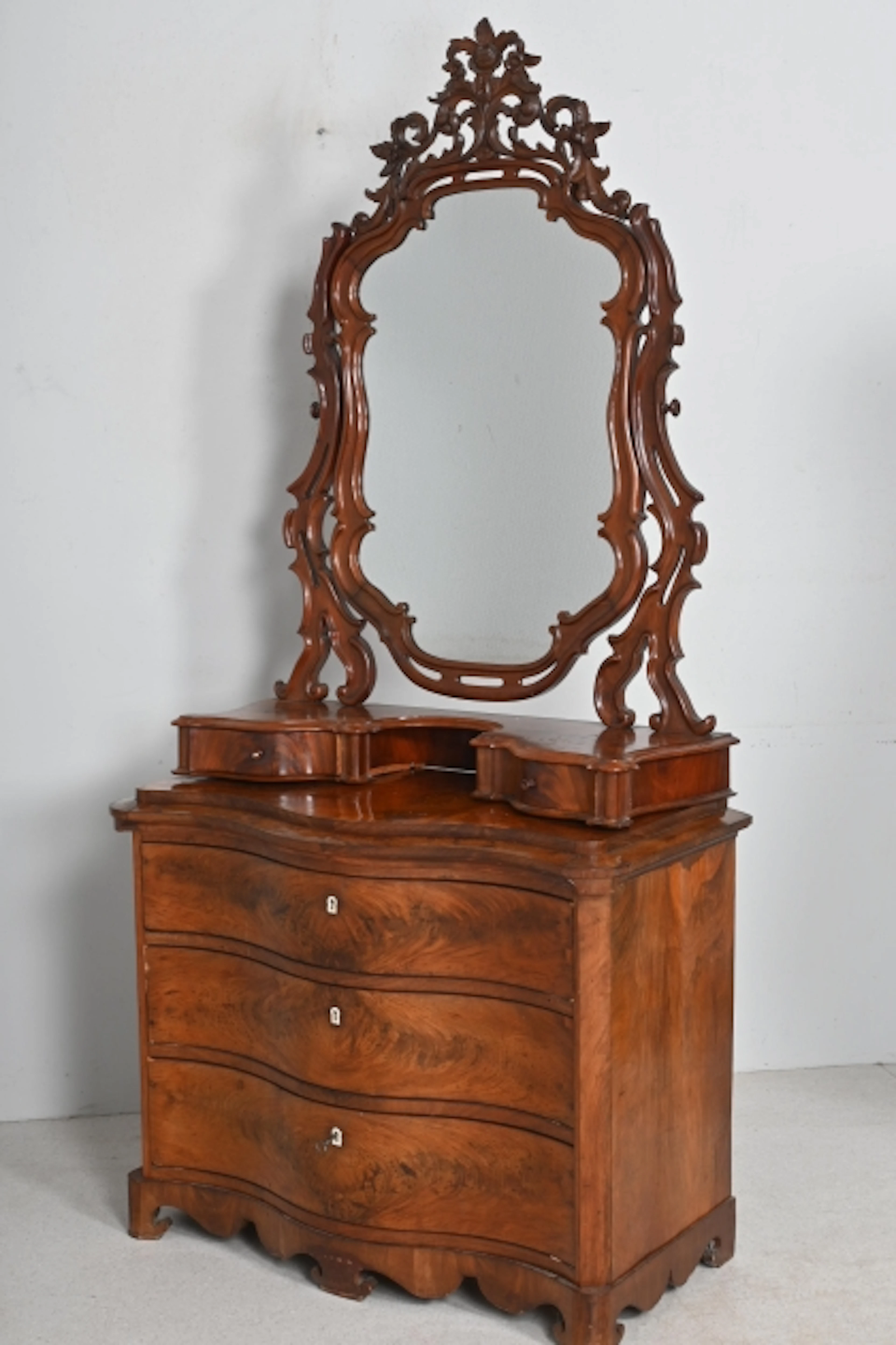 Byrå med spegelöverdel