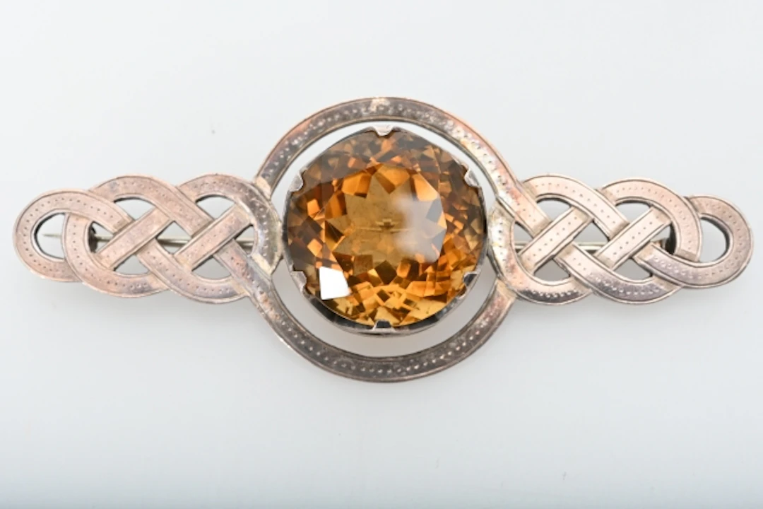 Brosch Keltisk, Silver med citrin, Skottland, ca 21,8 gr
