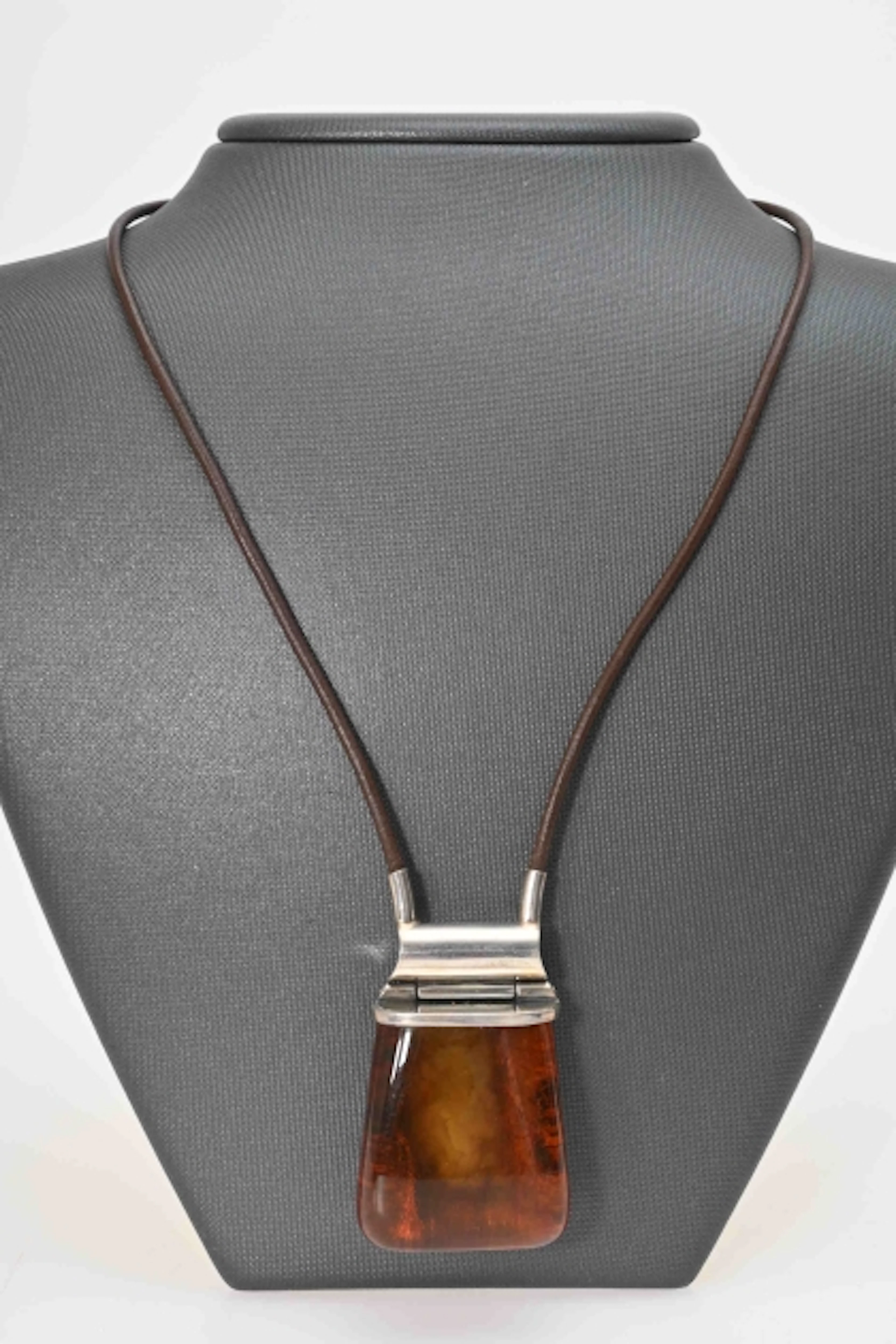 Halsband med Hänge i silver och bärnsten