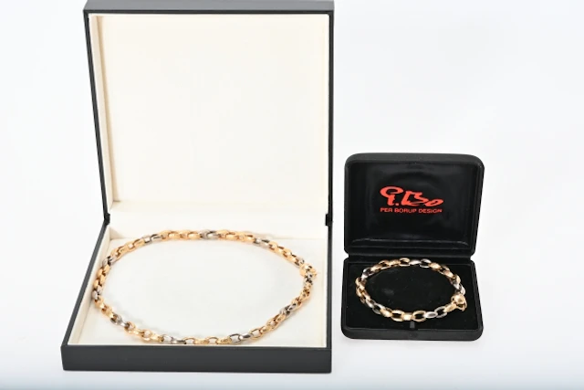 Guldhalsband & Armband, 2 st Diamanter Per Borup, Danmark, 18K ca 74,6 gr